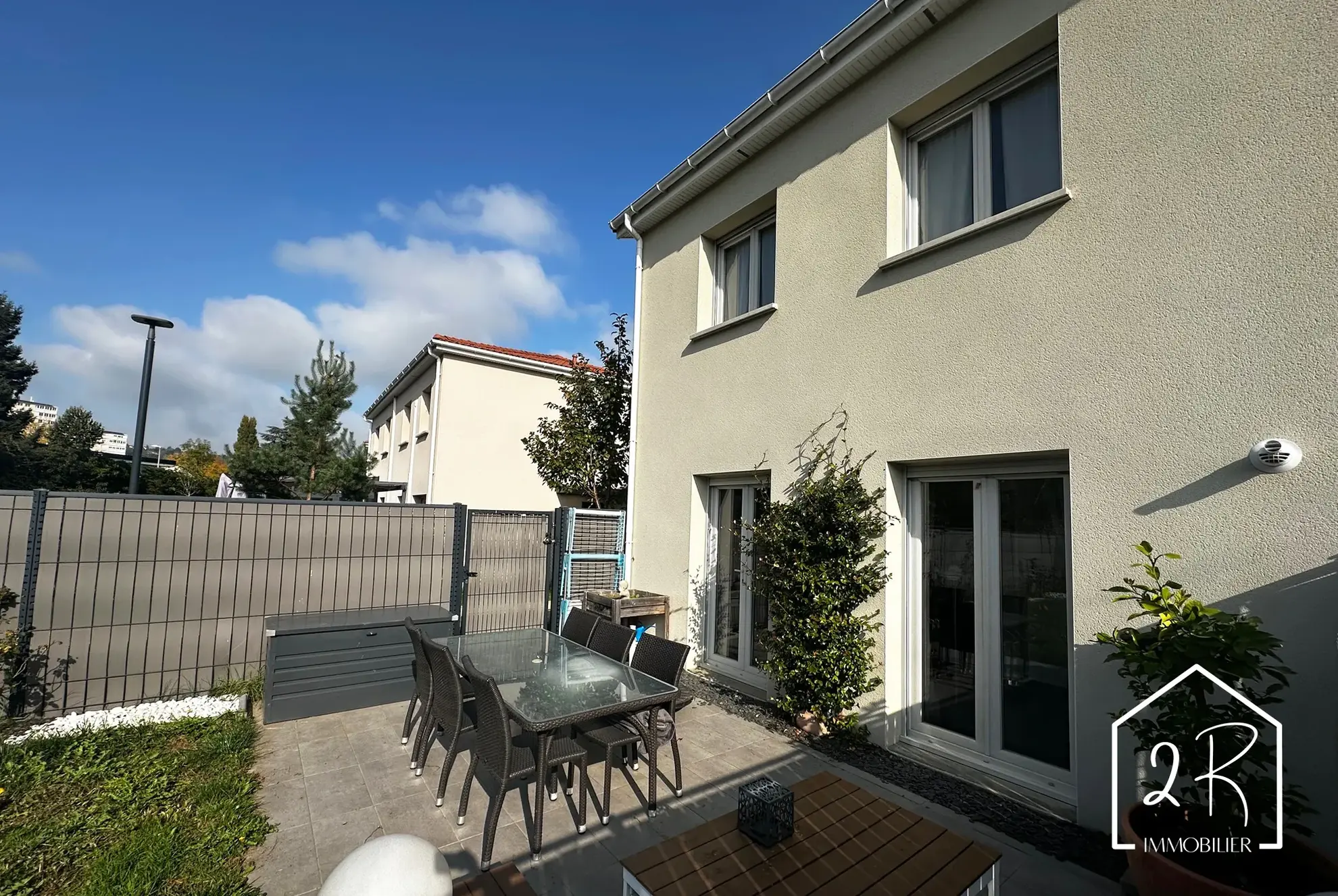 Maison mitoyenne récente de 76 m² à Pont Évêque avec terrasse et parking 