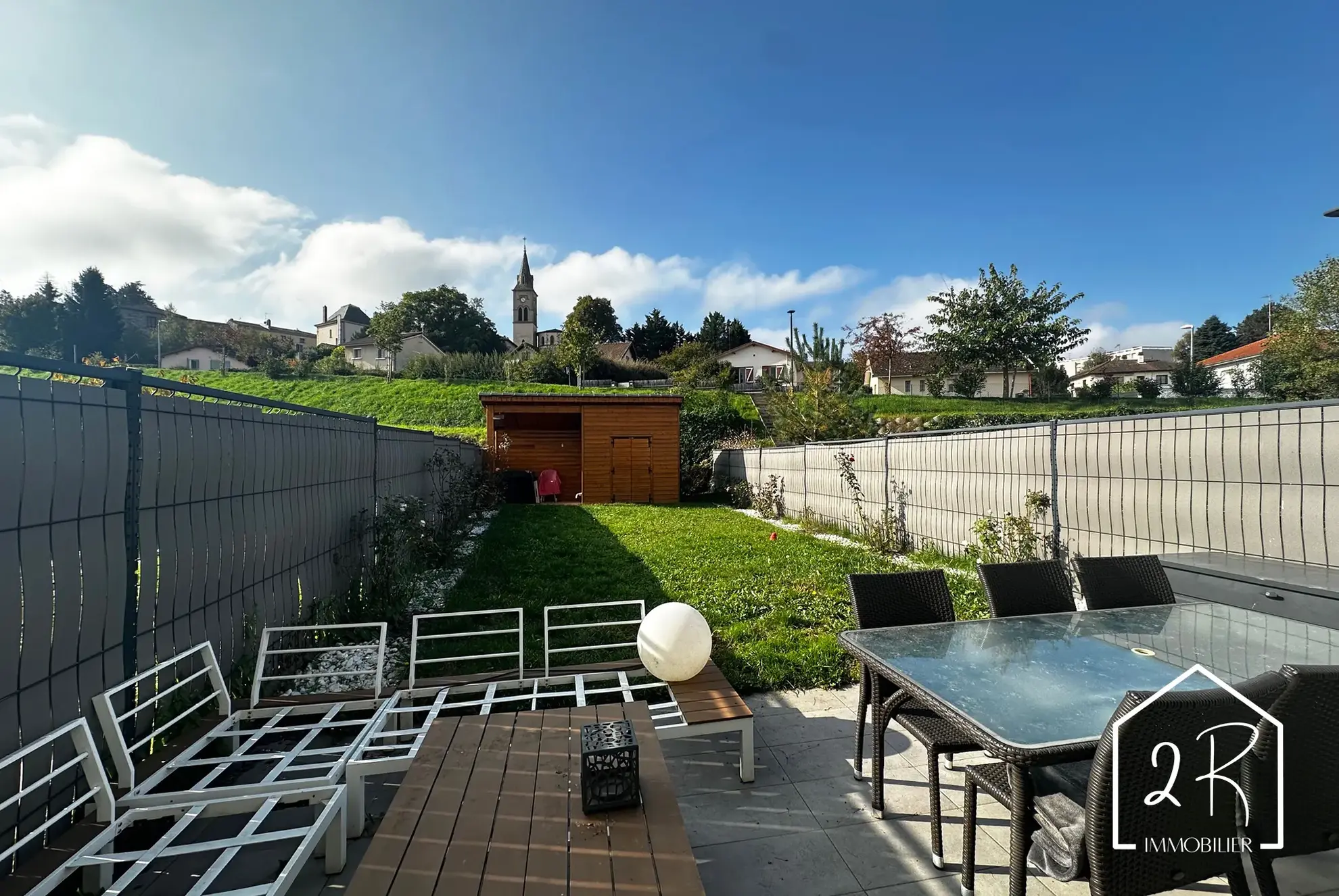 Maison mitoyenne récente de 76 m² à Pont Évêque avec terrasse et parking 