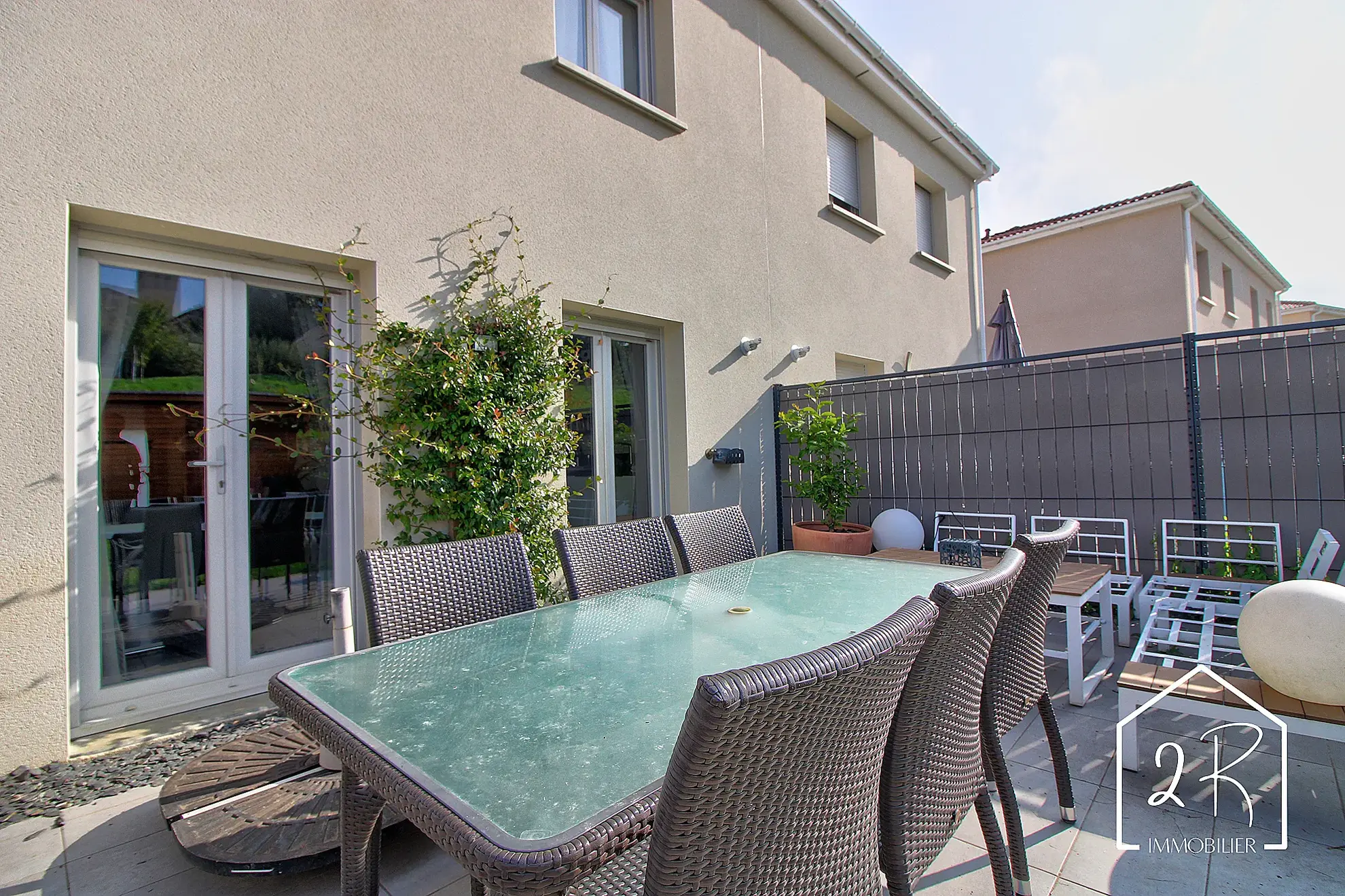 Maison mitoyenne récente de 76 m² à Pont Évêque avec terrasse et parking 