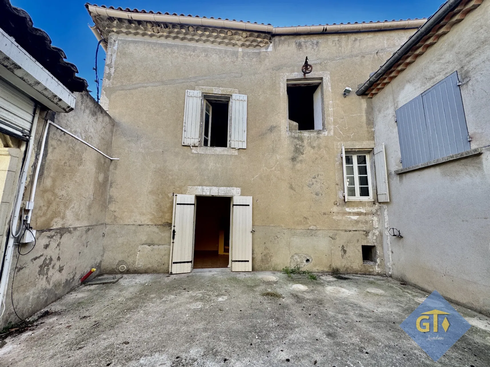 Maison de village avec cour et cave à Saint Geniès de Comolas