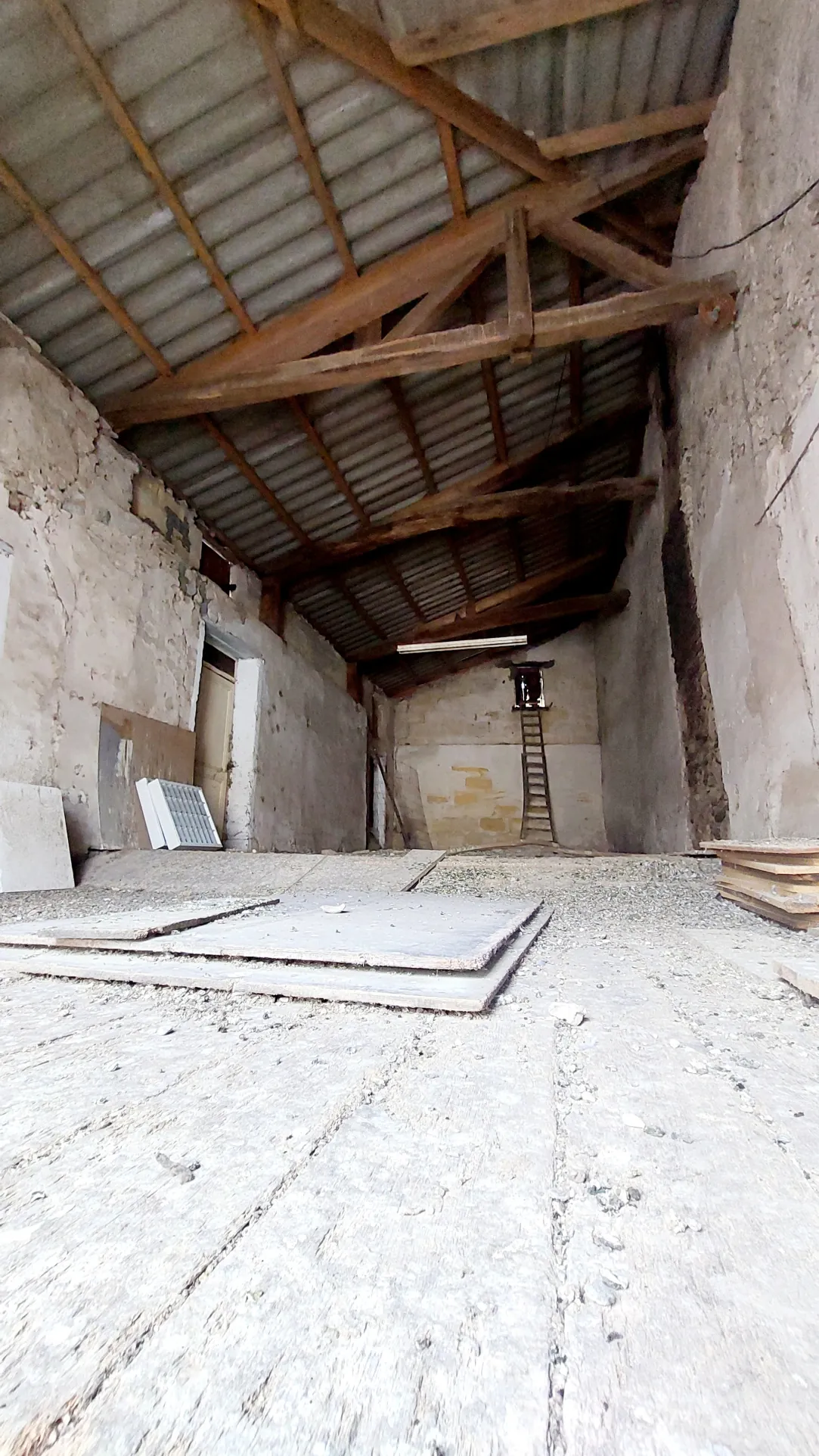 Maison de bourg à rénover de 180 m2 avec garage à La Réole 