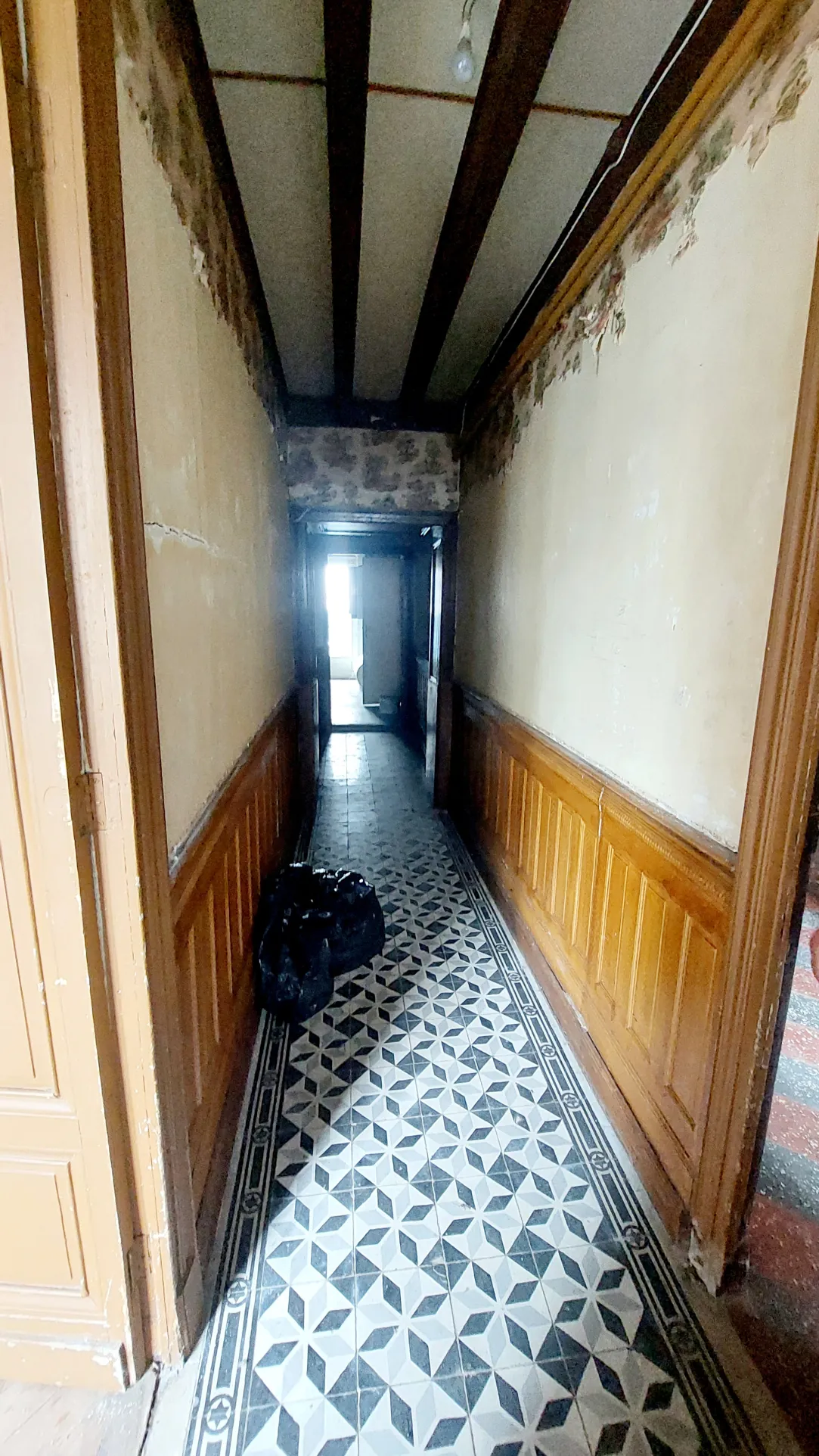 Maison de bourg à rénover de 180 m2 avec garage à La Réole 