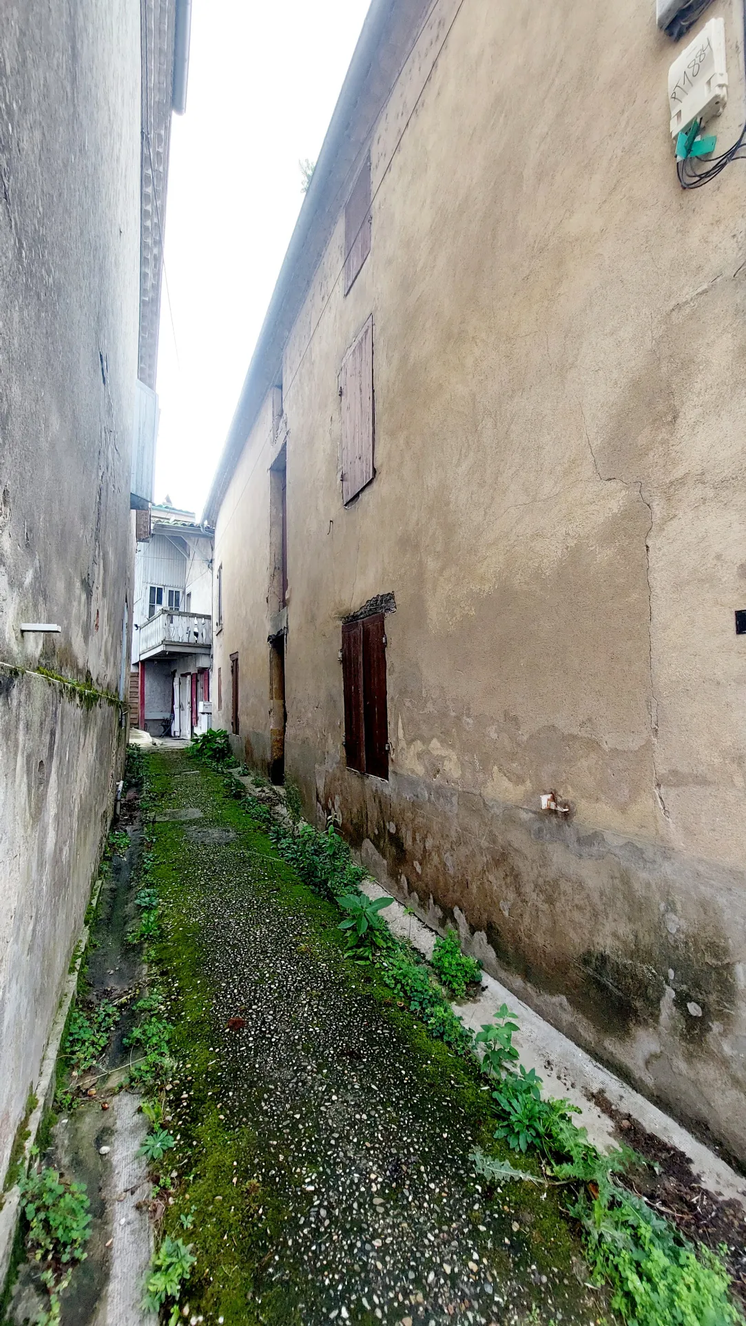 Maison de bourg à rénover de 180 m2 avec garage à La Réole 