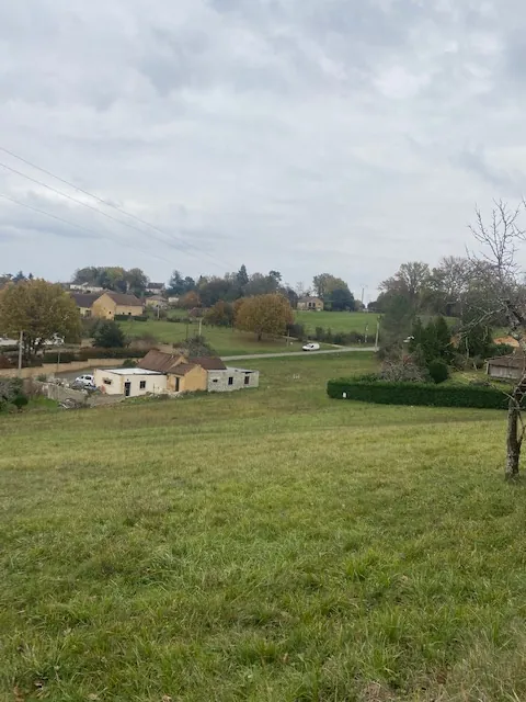 Terrain constructible de 4484 m² à Sarlat-la-Canéda avec vue dominante et possibilité de division