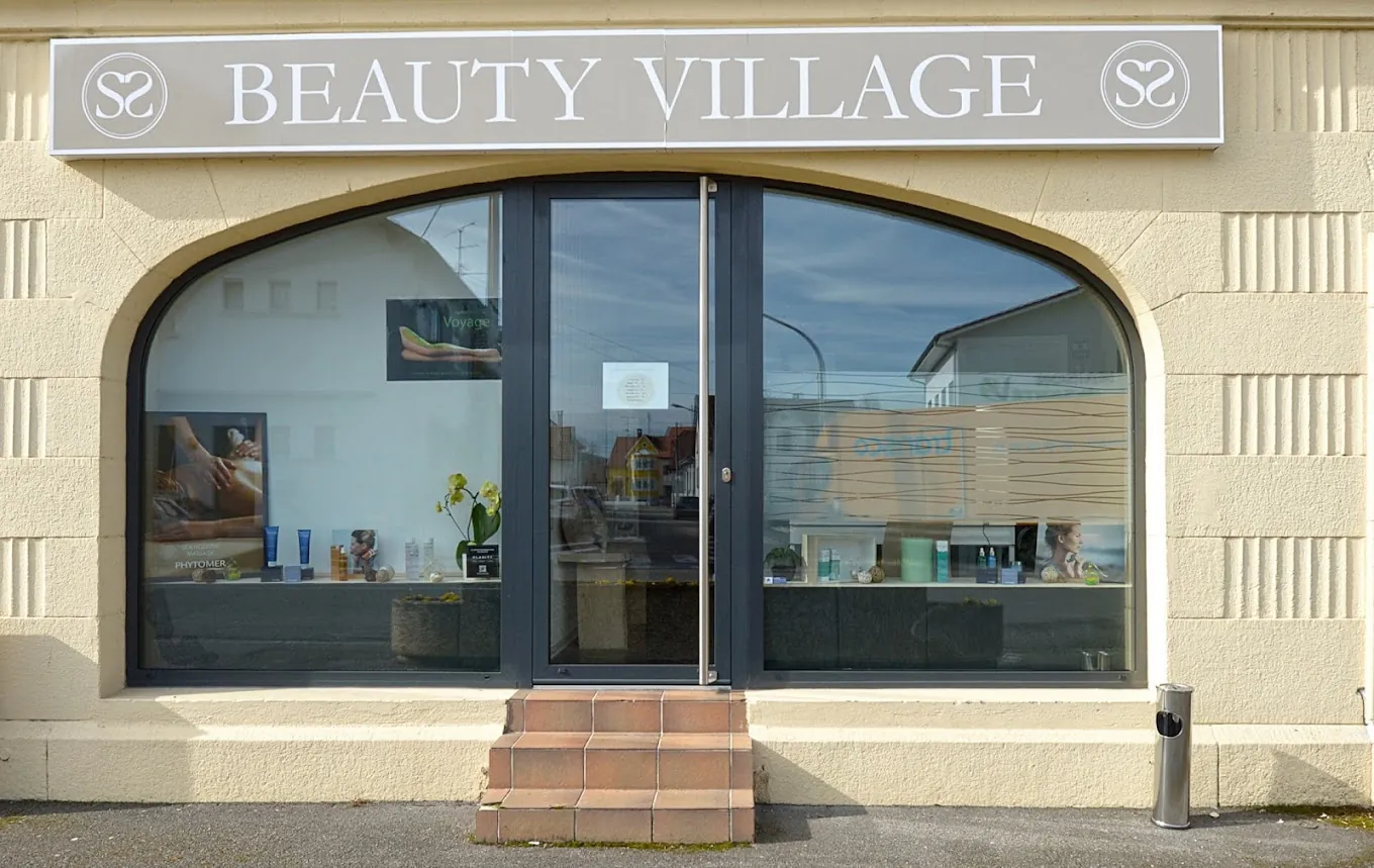 Local commercial à vendre à Village-Neuf avec vitrines et parking