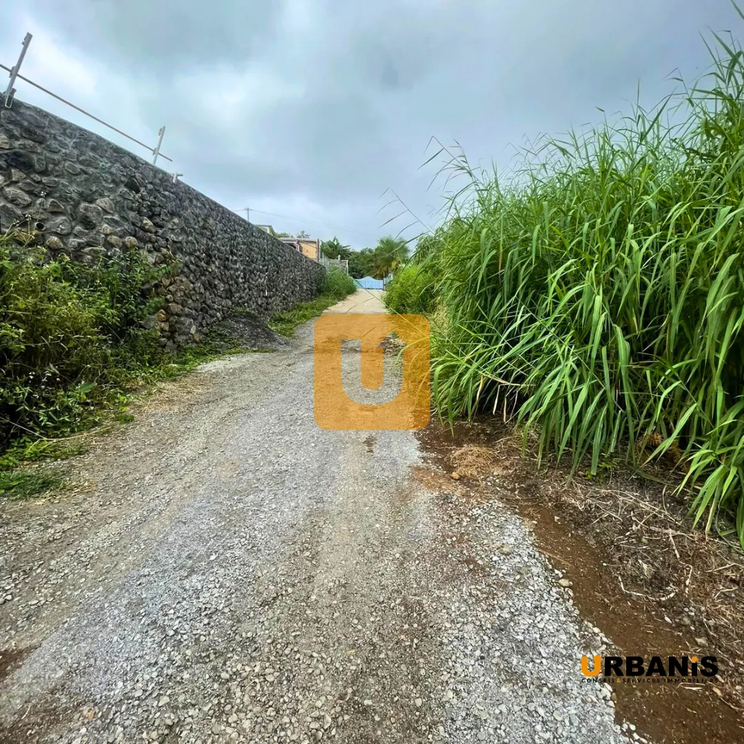 Terrain constructible de 409 m² en centre-ville des Trois-Bassins 