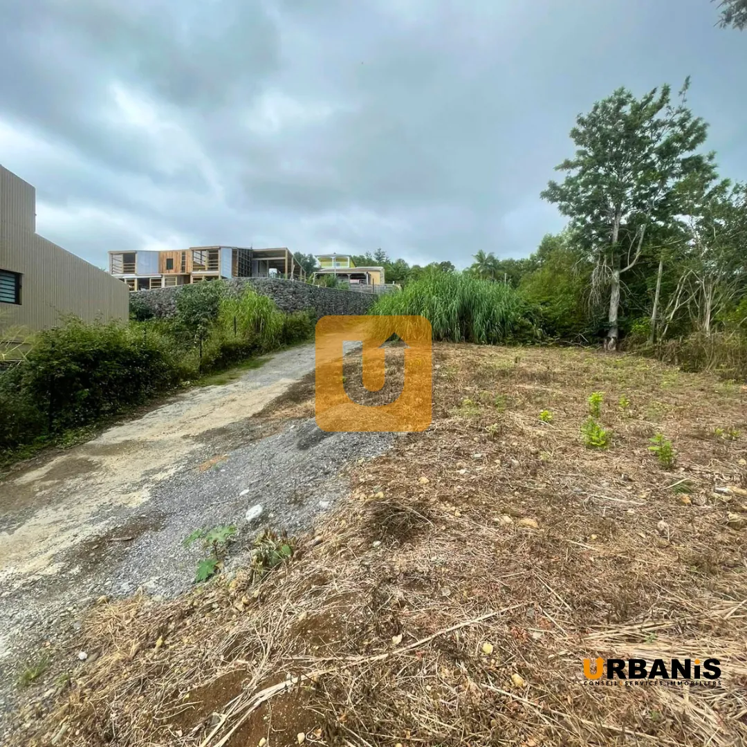 Terrain constructible de 409 m² en centre-ville des Trois-Bassins