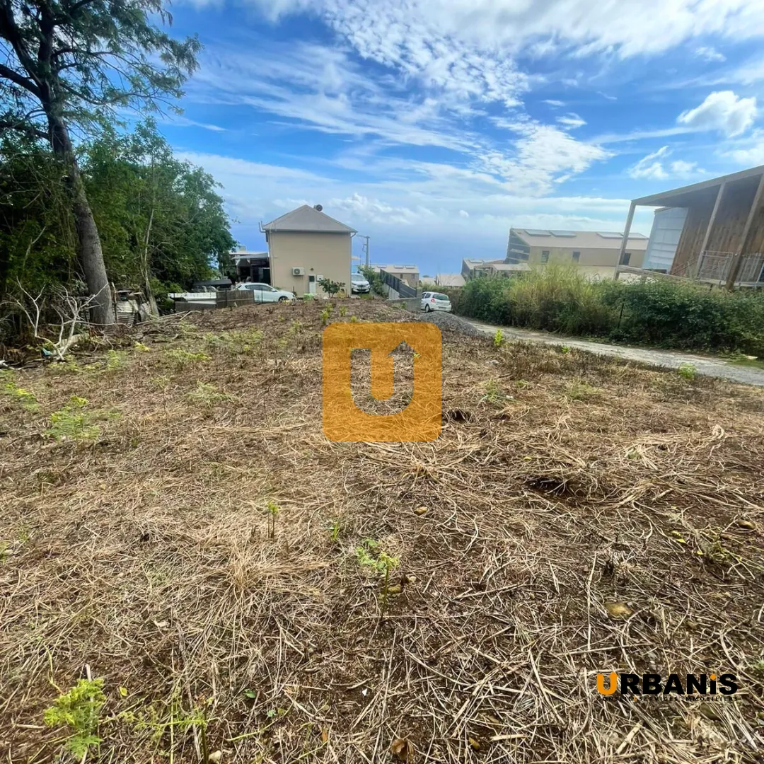 Terrain constructible de 409 m² en centre-ville des Trois-Bassins 