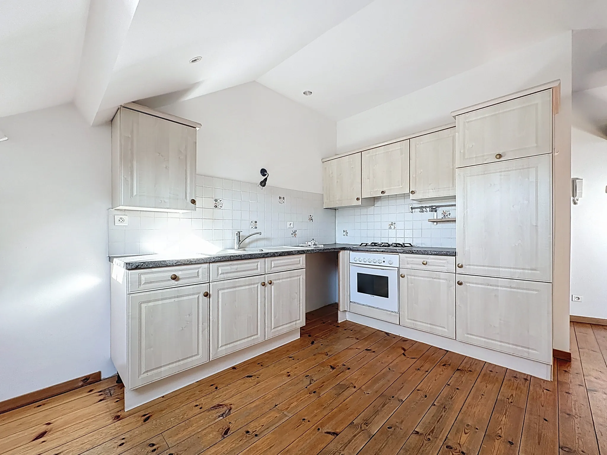 Appartement mansardé avec garage et parking à Mirecourt - Charme et grands volumes