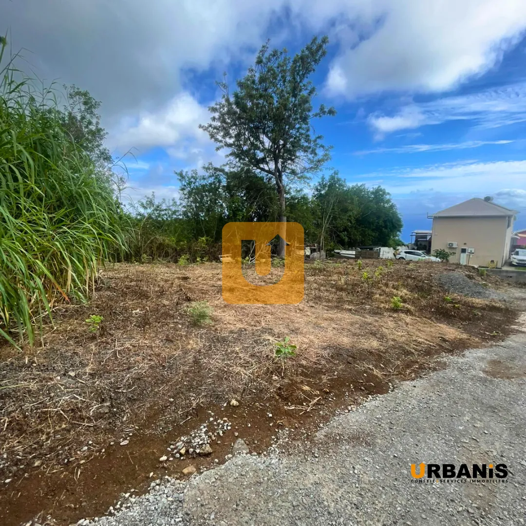 Terrain constructible de 409 m² en centre-ville des Trois-Bassins 