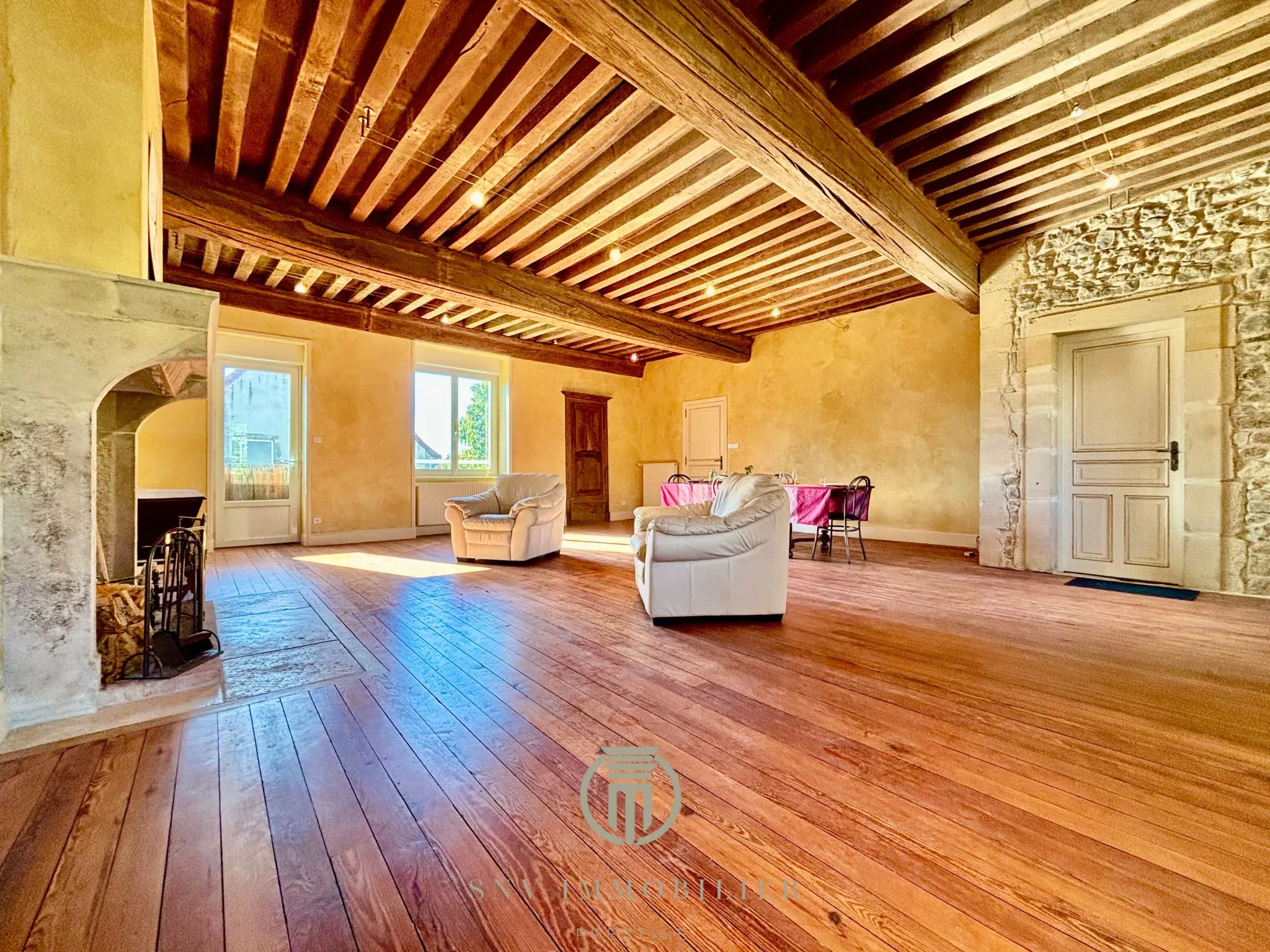 Magnifique maison en pierre avec potentiel de rénovation au cœur d’un bourg historique