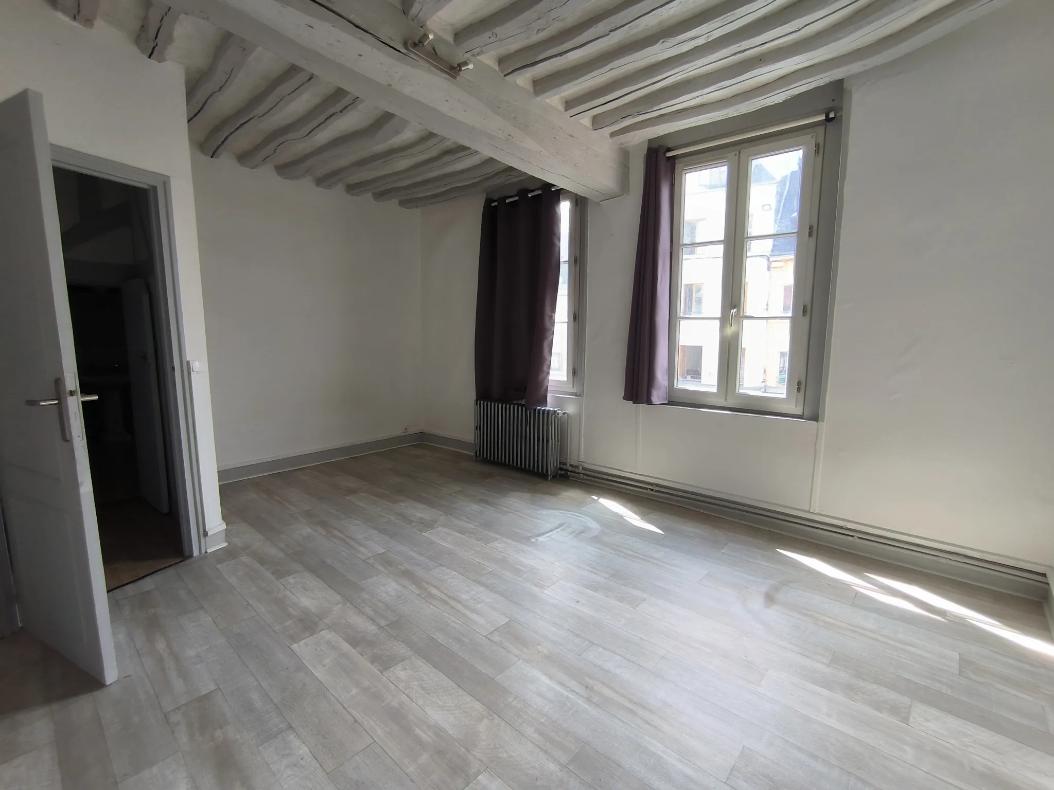 Vente immobilier mixte à Elbeuf - Local commercial et appartement loués 