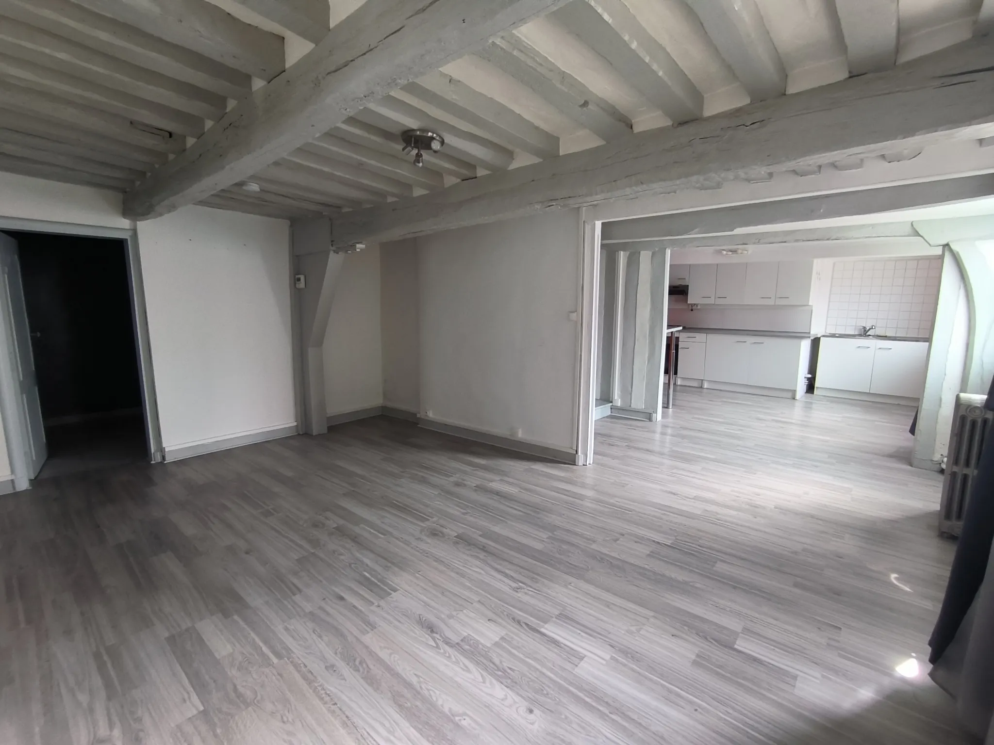 Vente immobilier mixte à Elbeuf - Local commercial et appartement loués 