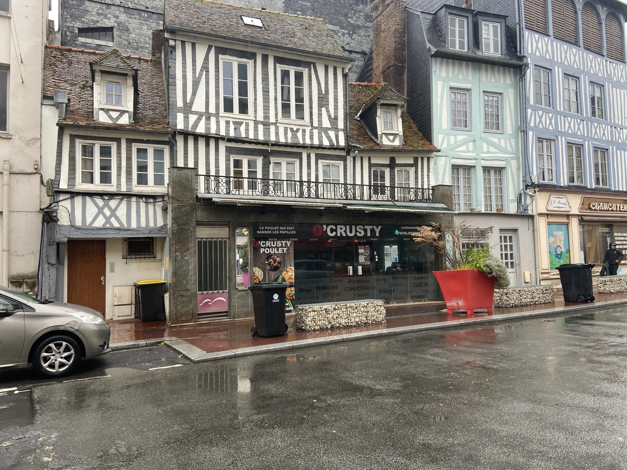 Vente immobilier mixte à Elbeuf - Local commercial et appartement loués 