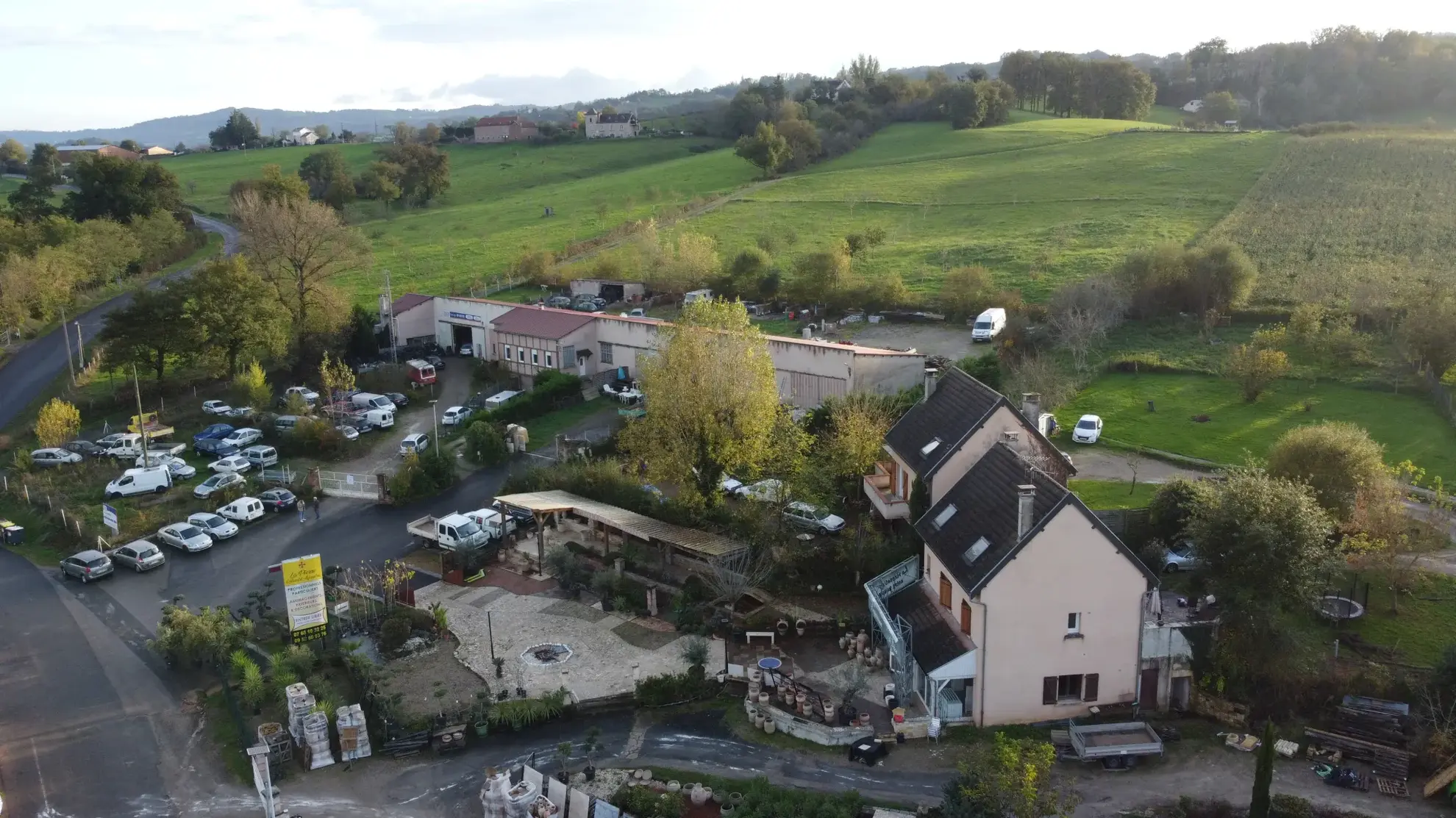 Investissement immobilier à Auzits : ensemble de 9 lots résidentiels et professionnels avec terrain constructible