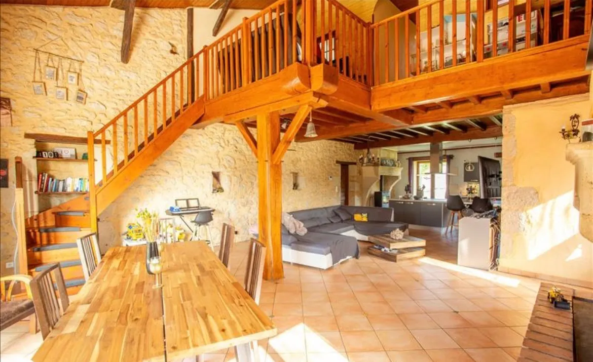 Belle maison de campagne de 192 m² avec piscine près de La Réole 