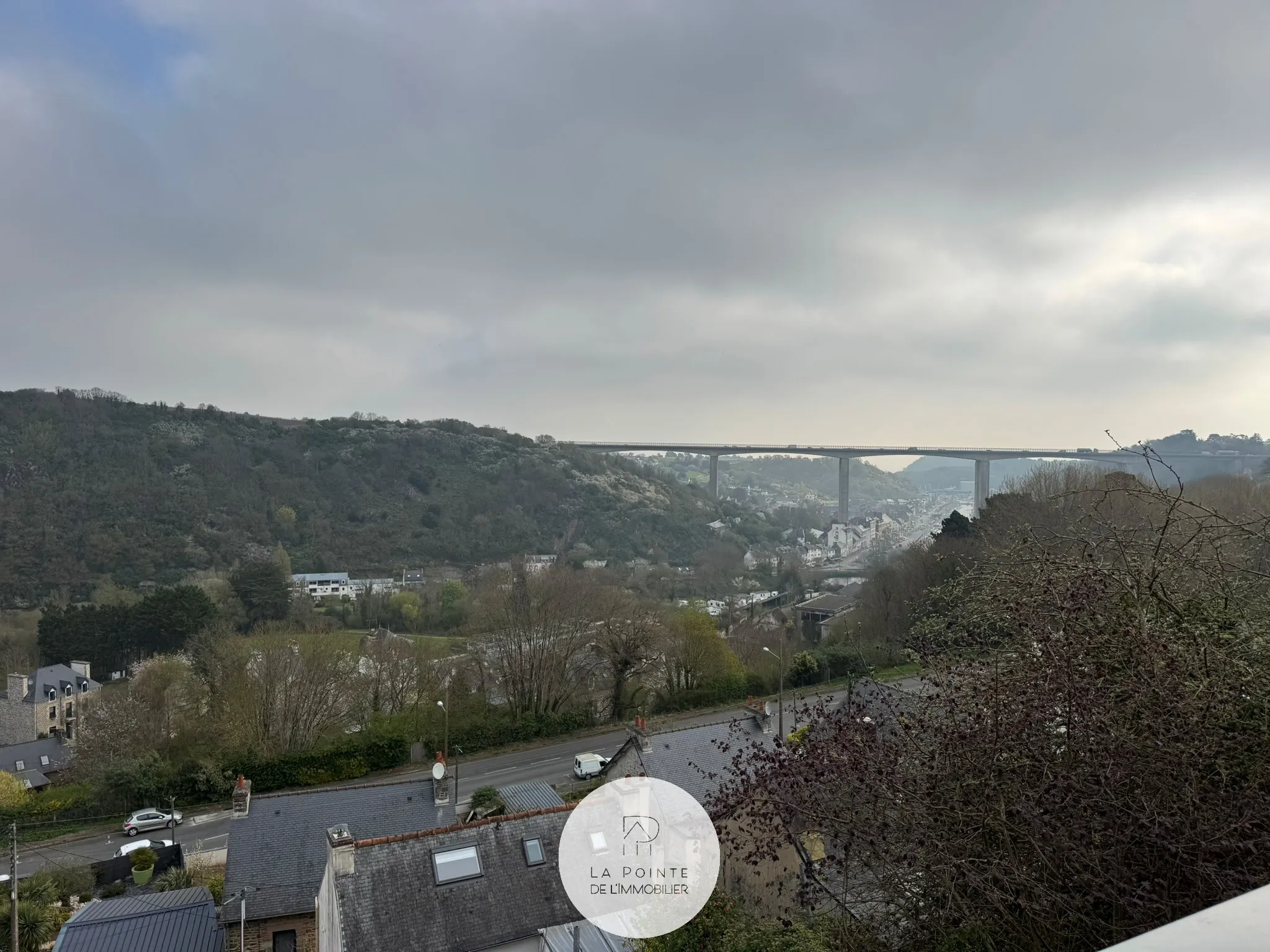 Maison divisée en 2 appartements avec vue panoramique et terrain constructible à Saint-Brieuc
