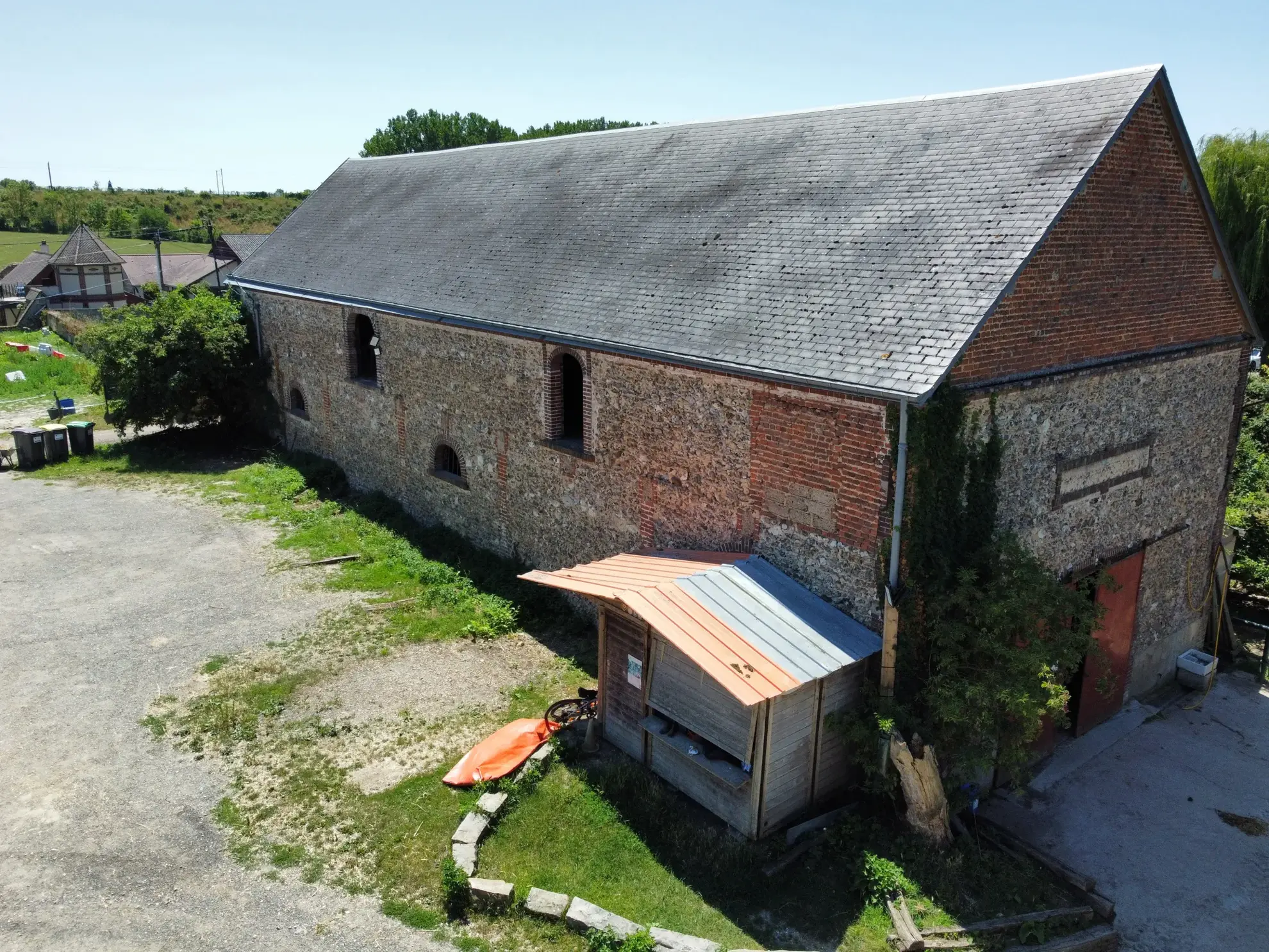 Ancien corps de ferme avec écuries à réhabiliter à Cherisy (28)