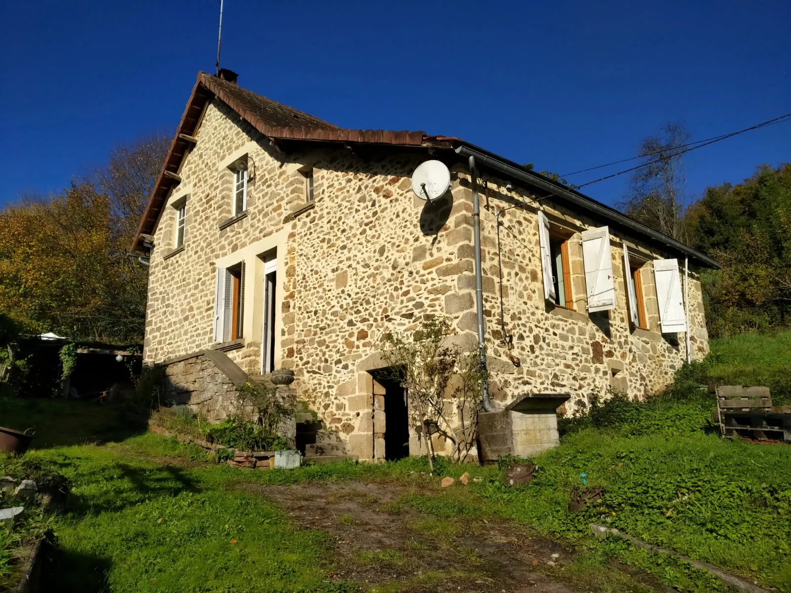 Maison à vendre à Bar en Corrèze avec combles aménageables et grand terrain
