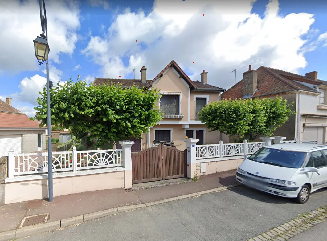 Maison de village à Paray-le-Monial avec deux logements et cour arborée 