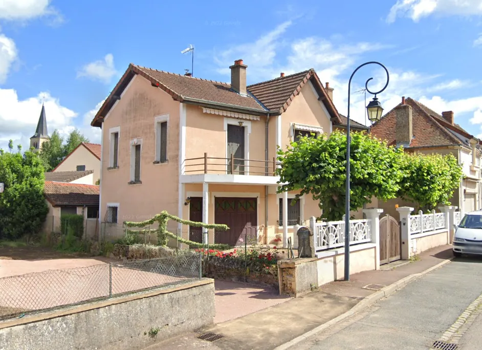 Maison de village à Paray-le-Monial avec deux logements et cour arborée