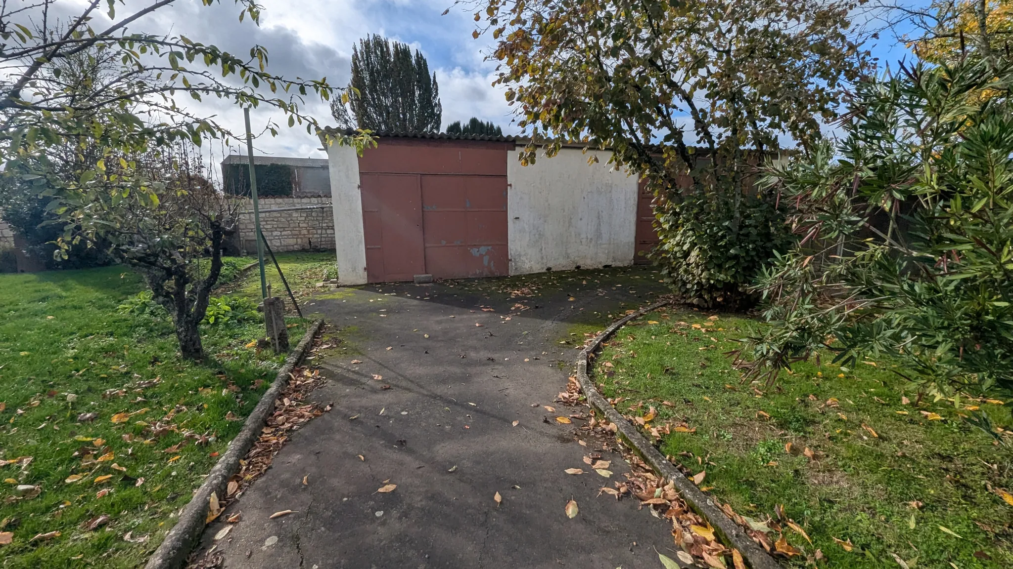 Magnifique maison de plain pied à rénover avec grand terrain à Magne 