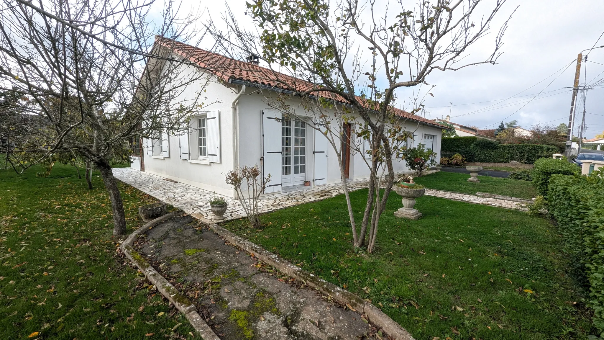 Magnifique maison de plain pied à rénover avec grand terrain à Magne 