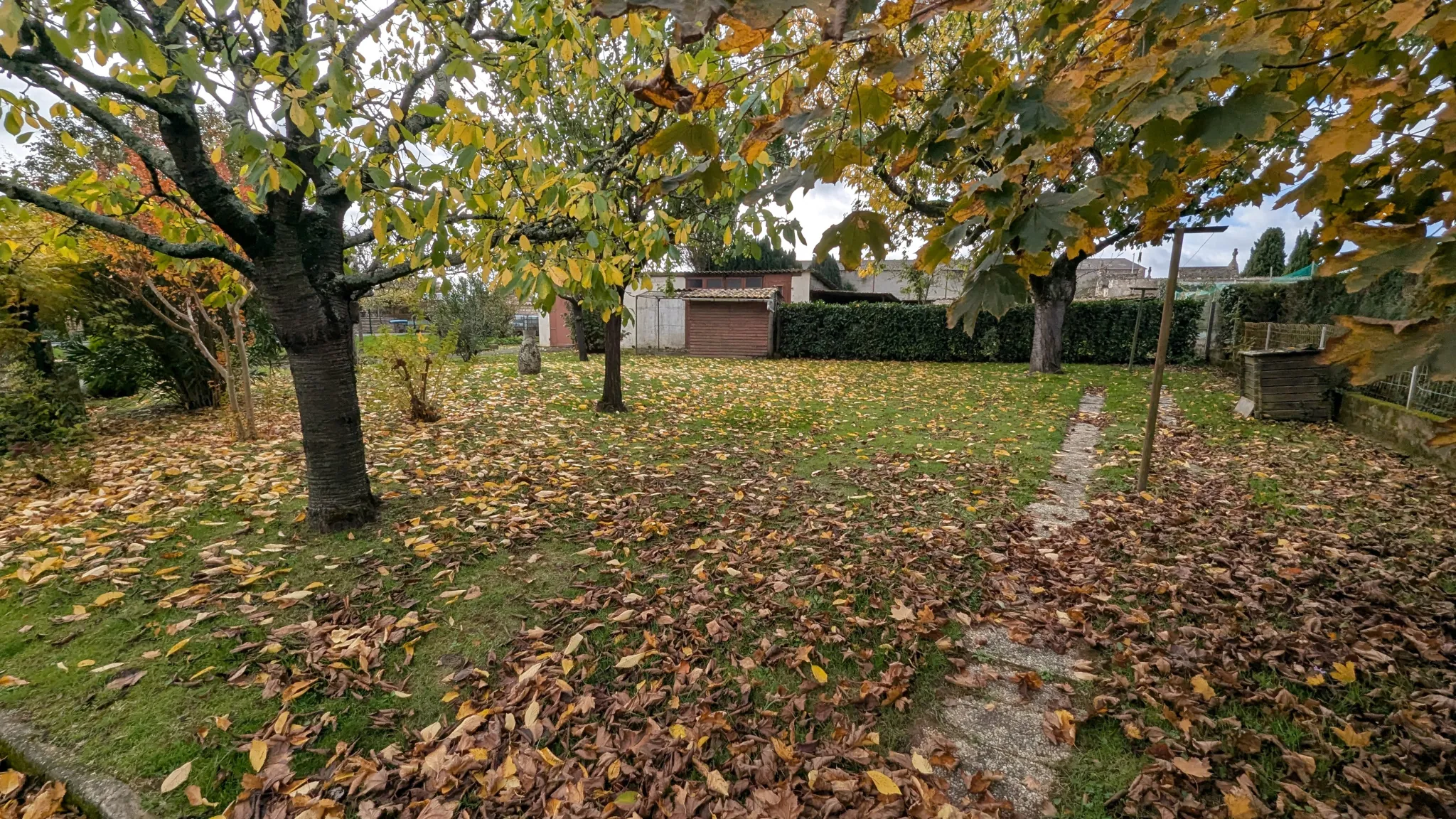 Magnifique maison de plain pied à rénover avec grand terrain à Magne 