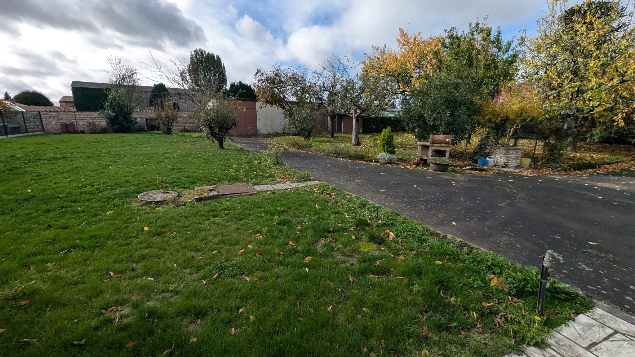 Magnifique maison de plain pied à rénover avec grand terrain à Magne 