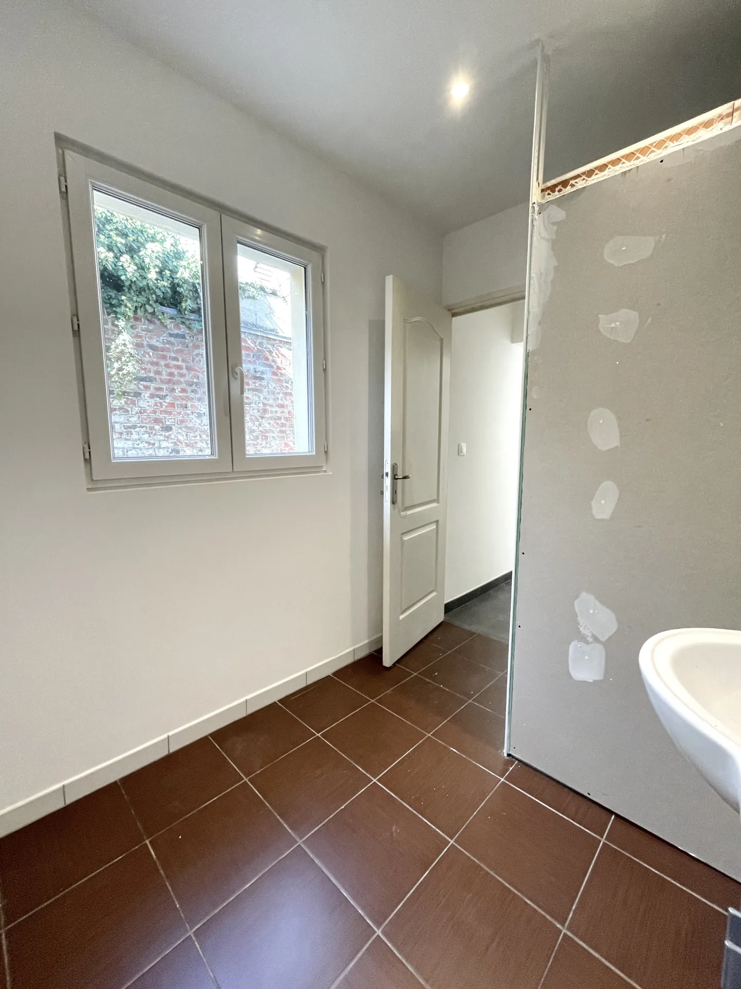 Maison 2 chambres à Saint-Quentin, quartier Saint-Jean avec terrasse et cave 