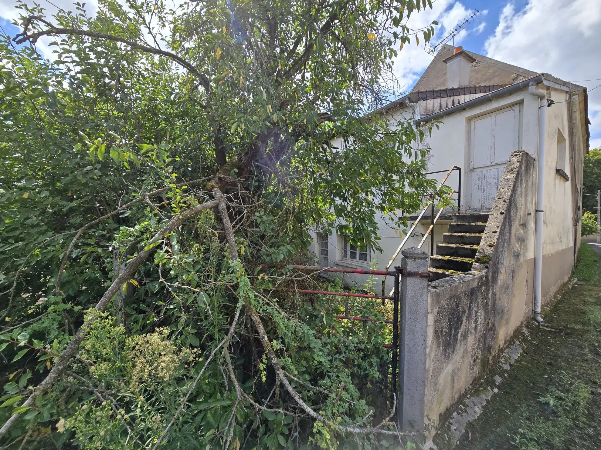 Maison avec cour et dépendance à Ainay le Vieil - Belle Opportunité