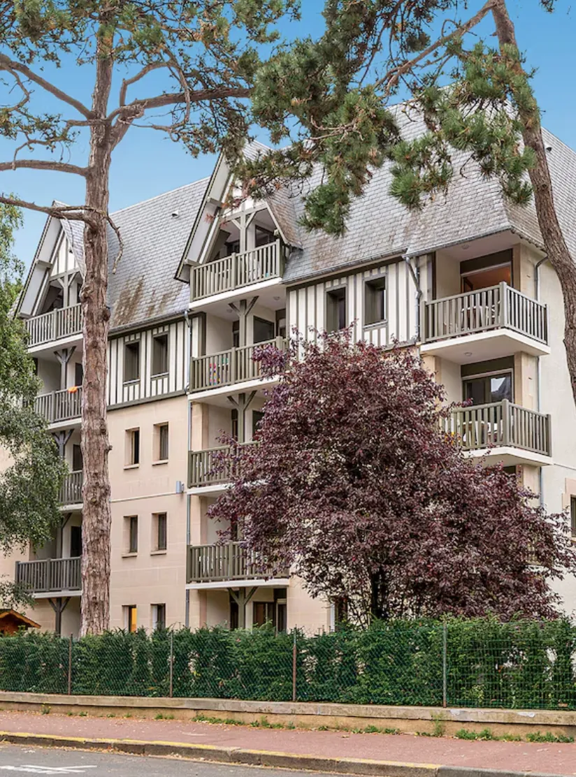 Investissement immobilier à Deauville : Studio meublé avec bail commercial jusqu'en 2035 