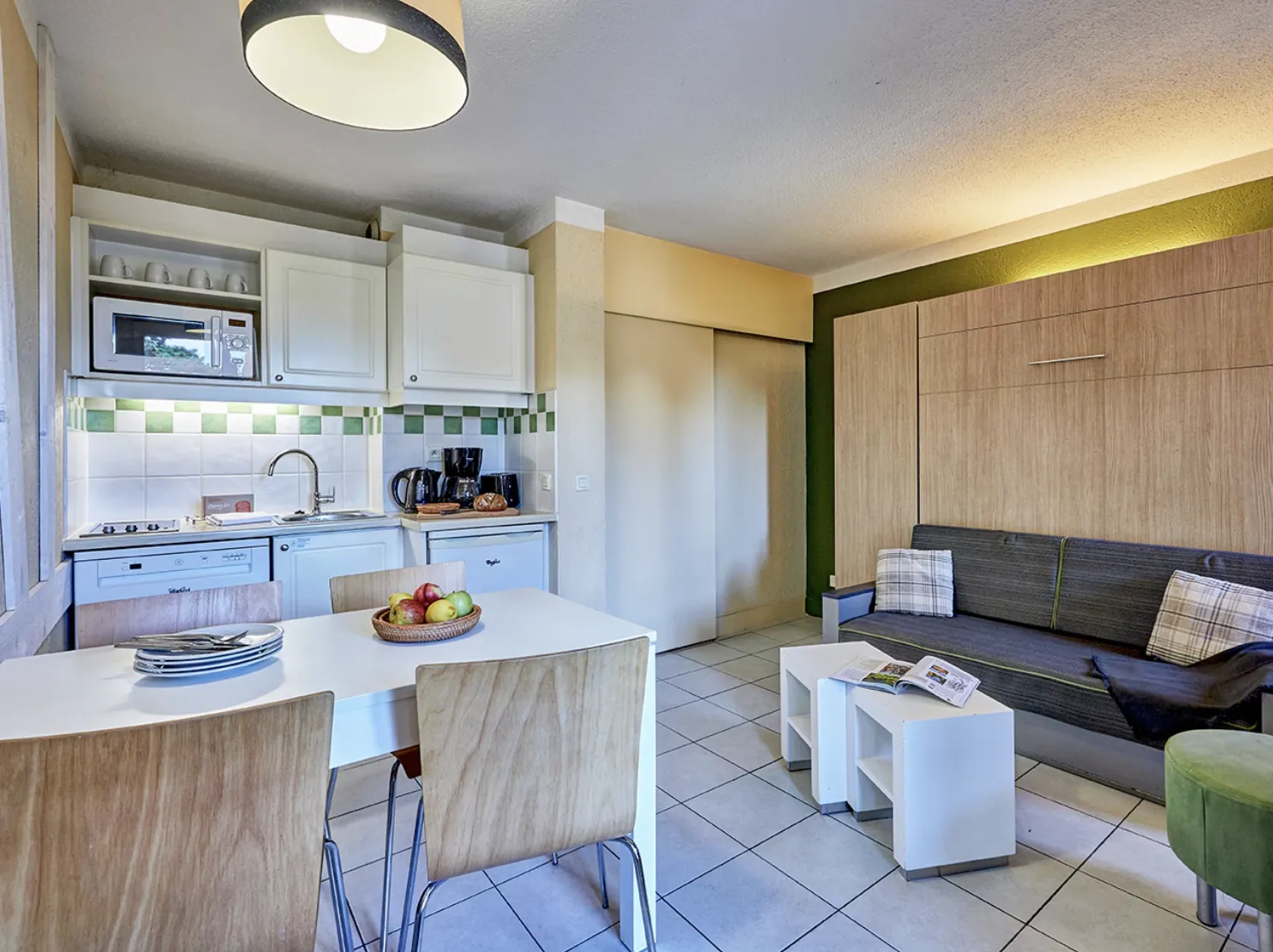 Investissement immobilier à Deauville : Studio meublé avec bail commercial jusqu'en 2035 