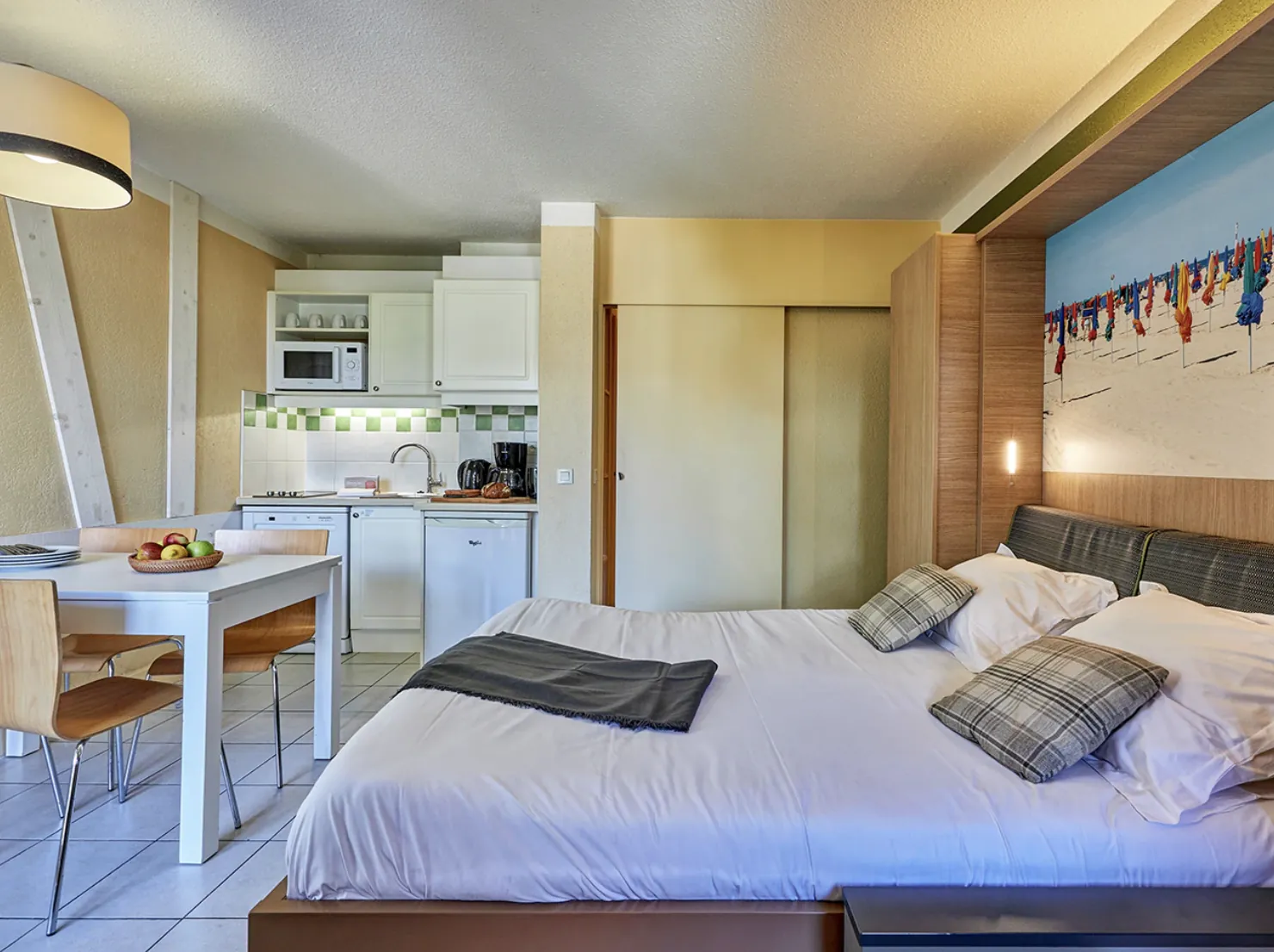 Investissement immobilier à Deauville : Studio meublé avec bail commercial jusqu'en 2035 