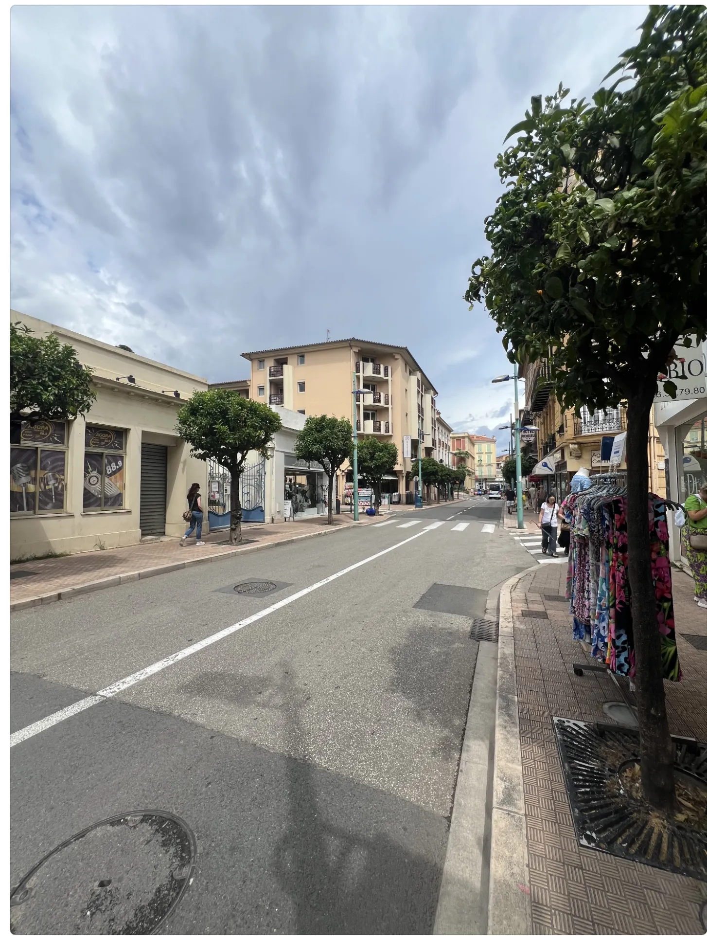 Local commercial à Menton de 60 m² dans le centre-ville avec grande vitrine