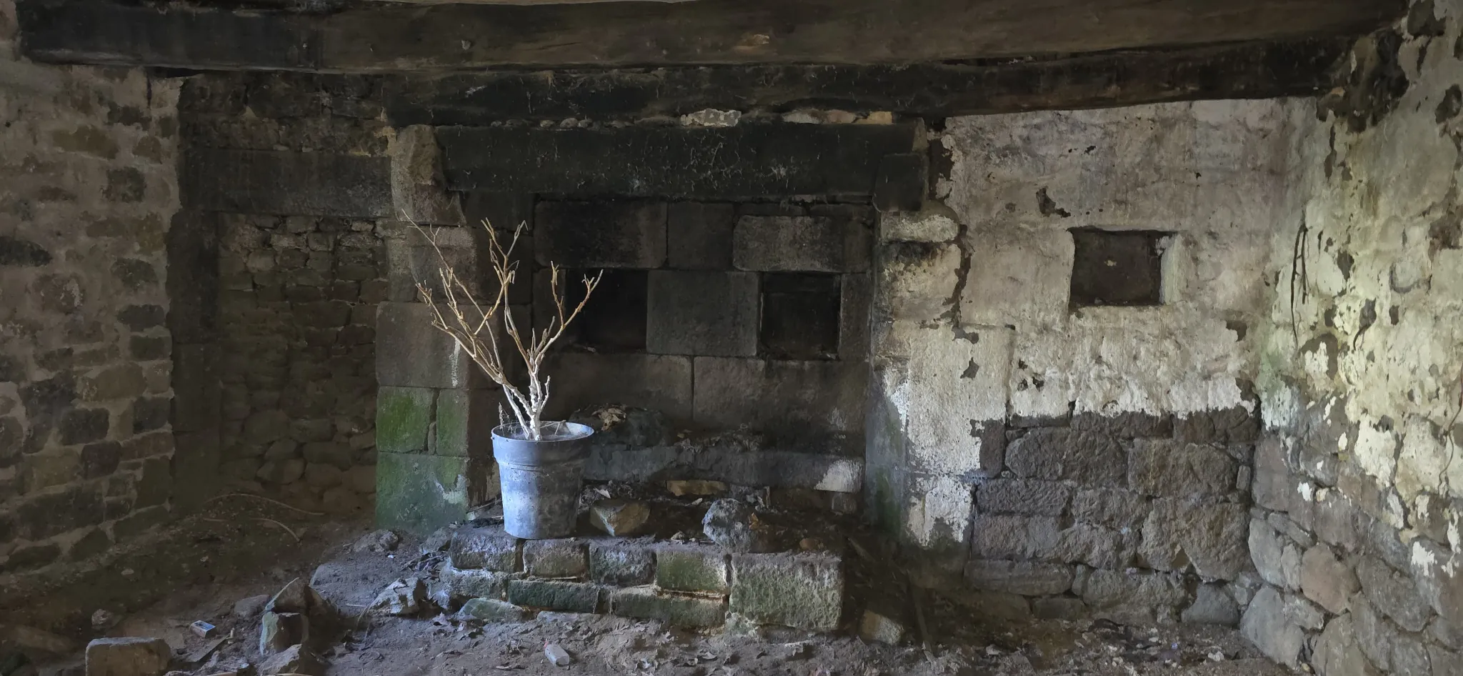 Maison de 70 m² avec dépendances, terrain boisé à Mellionnec 