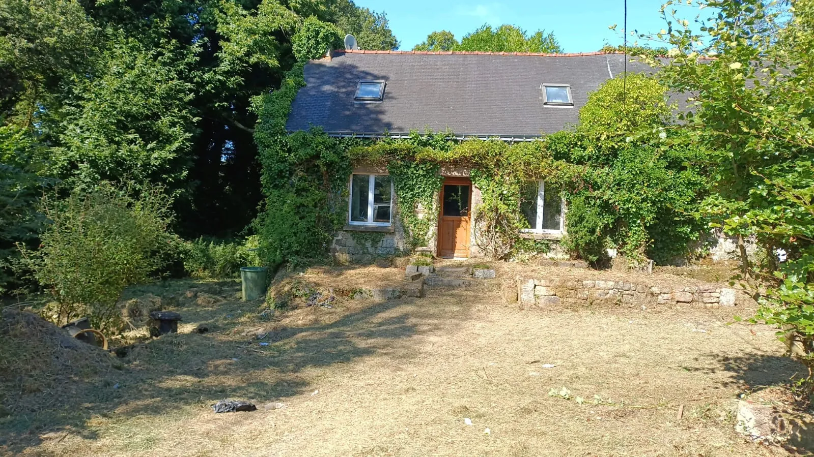 Maison de 70 m² avec dépendances, terrain boisé à Mellionnec 