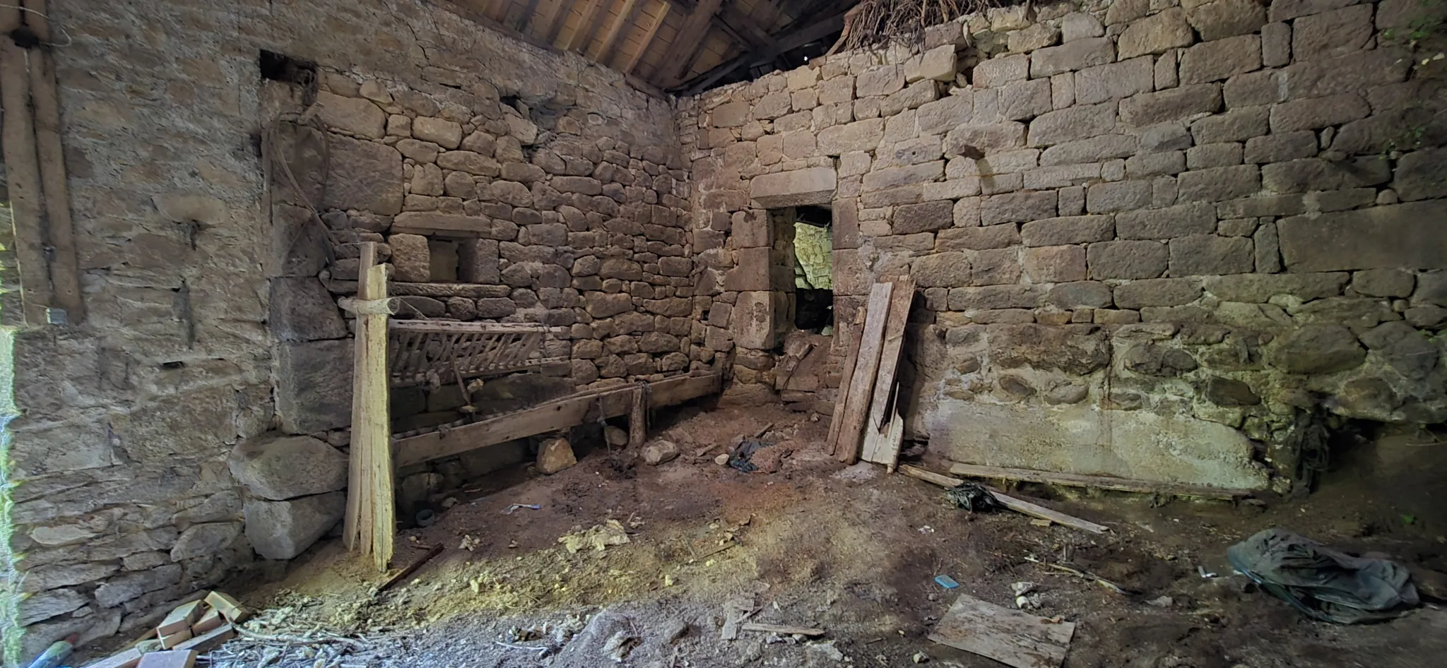 Maison de 70 m² avec dépendances, terrain boisé à Mellionnec 