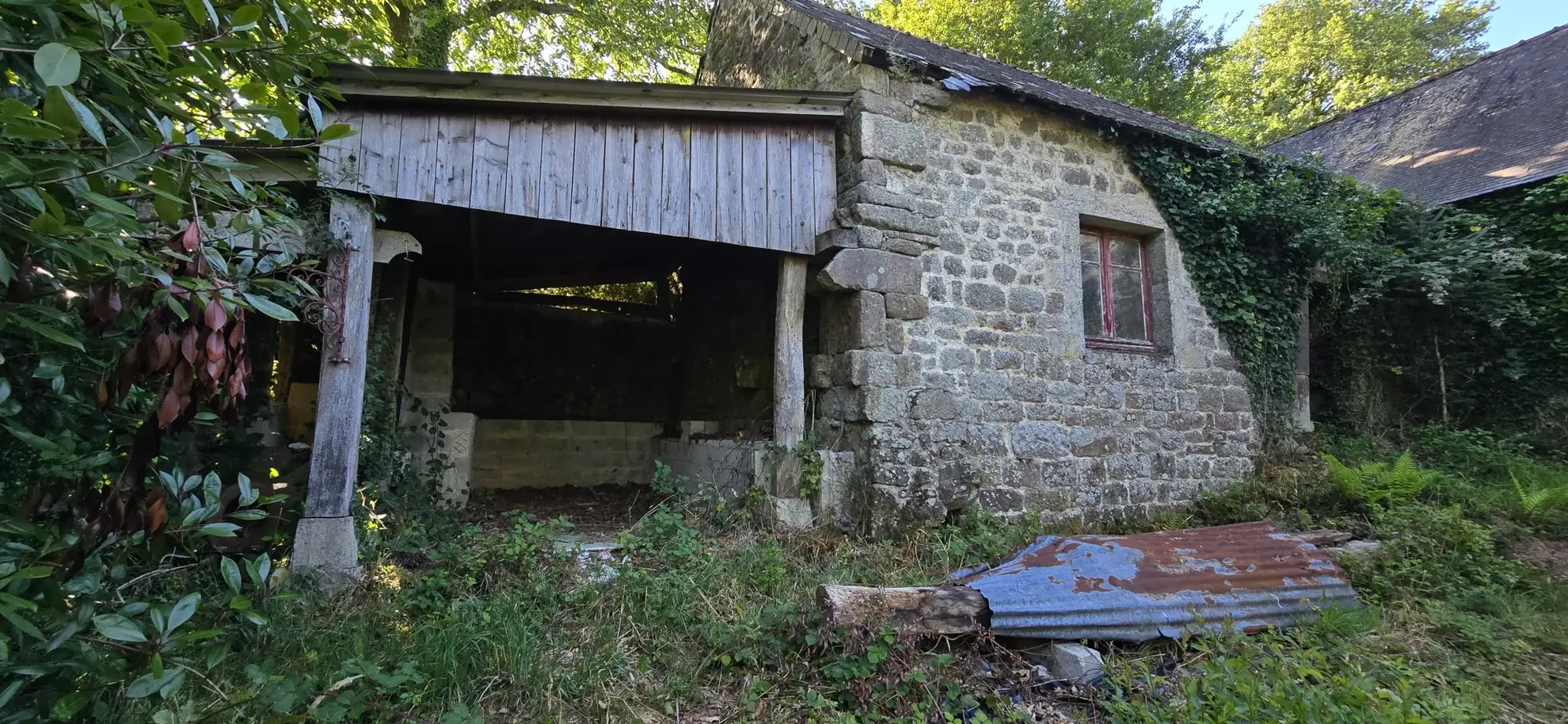 Maison de 70 m² avec dépendances, terrain boisé à Mellionnec 