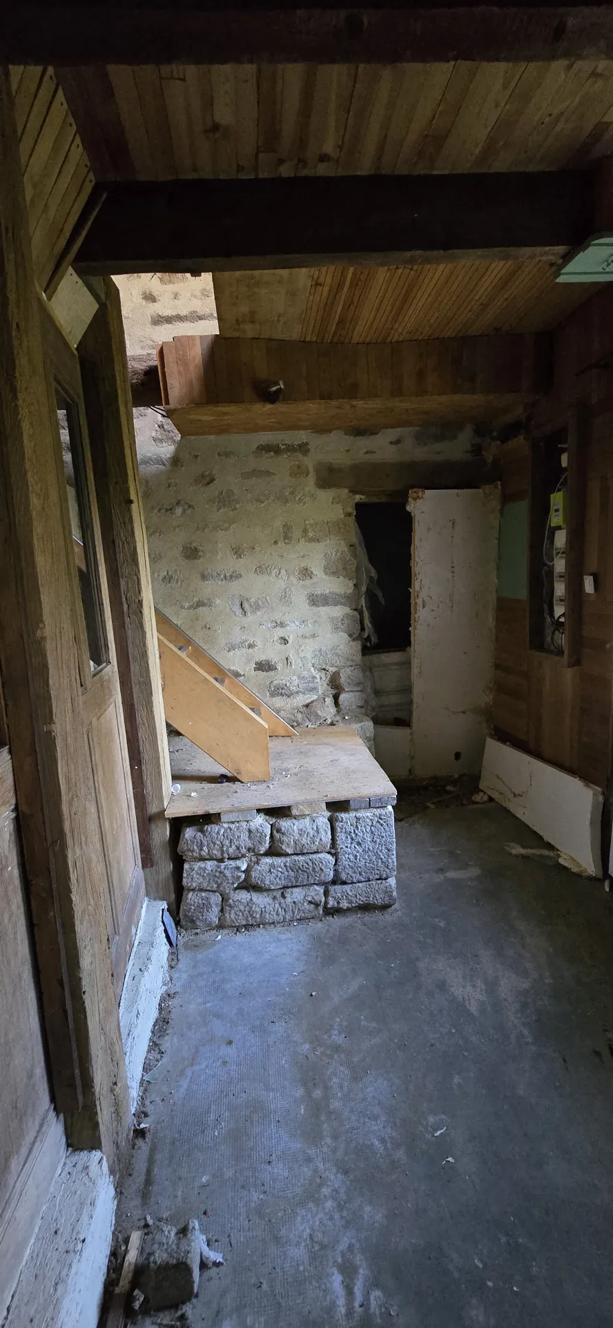 Maison de 70 m² avec dépendances, terrain boisé à Mellionnec 