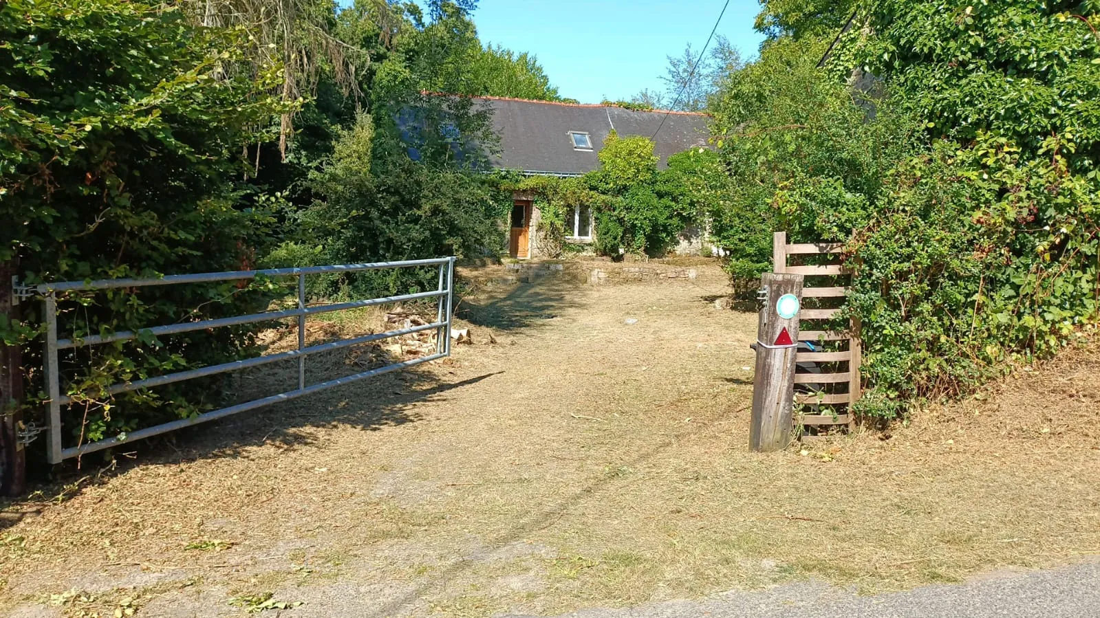 Maison de 70 m² avec dépendances, terrain boisé à Mellionnec 