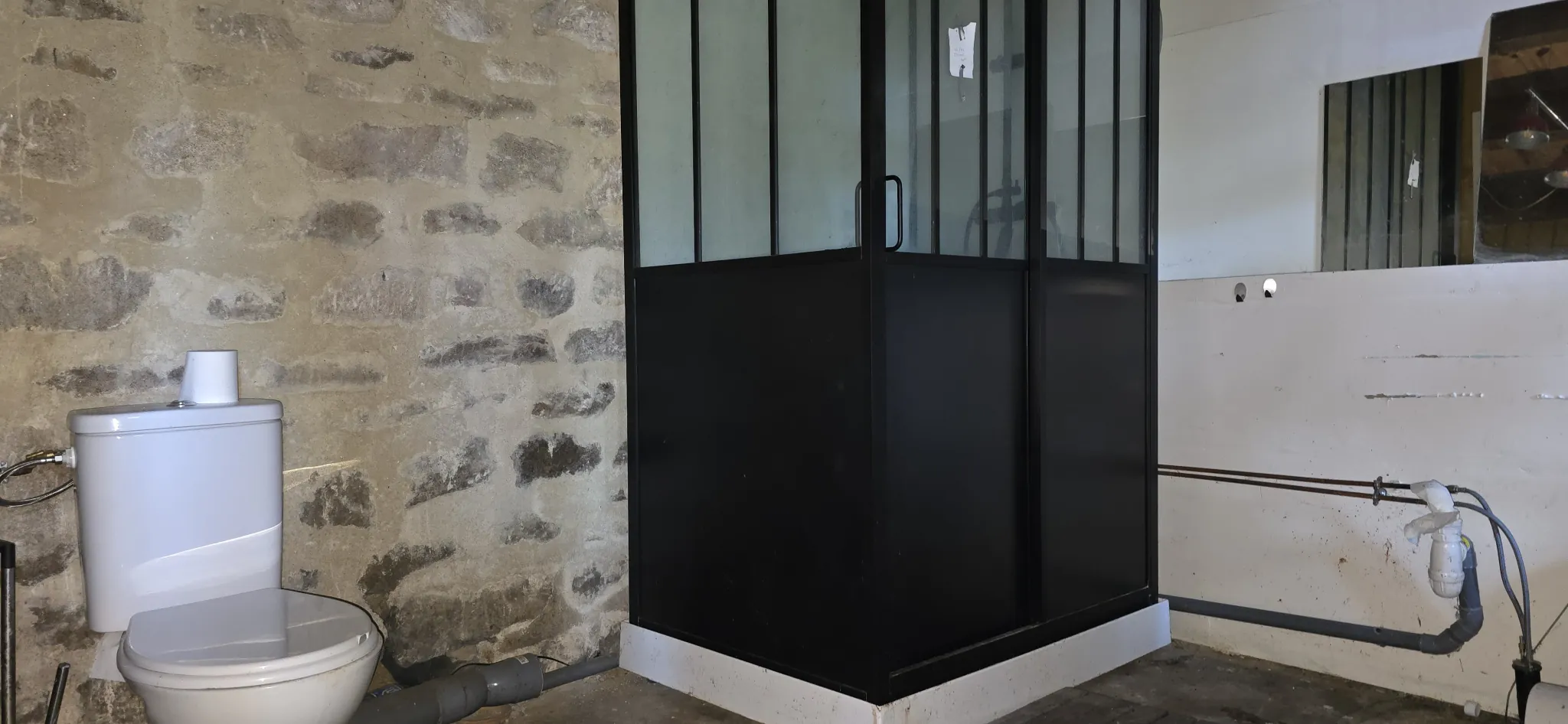 Maison de 70 m² avec dépendances, terrain boisé à Mellionnec 