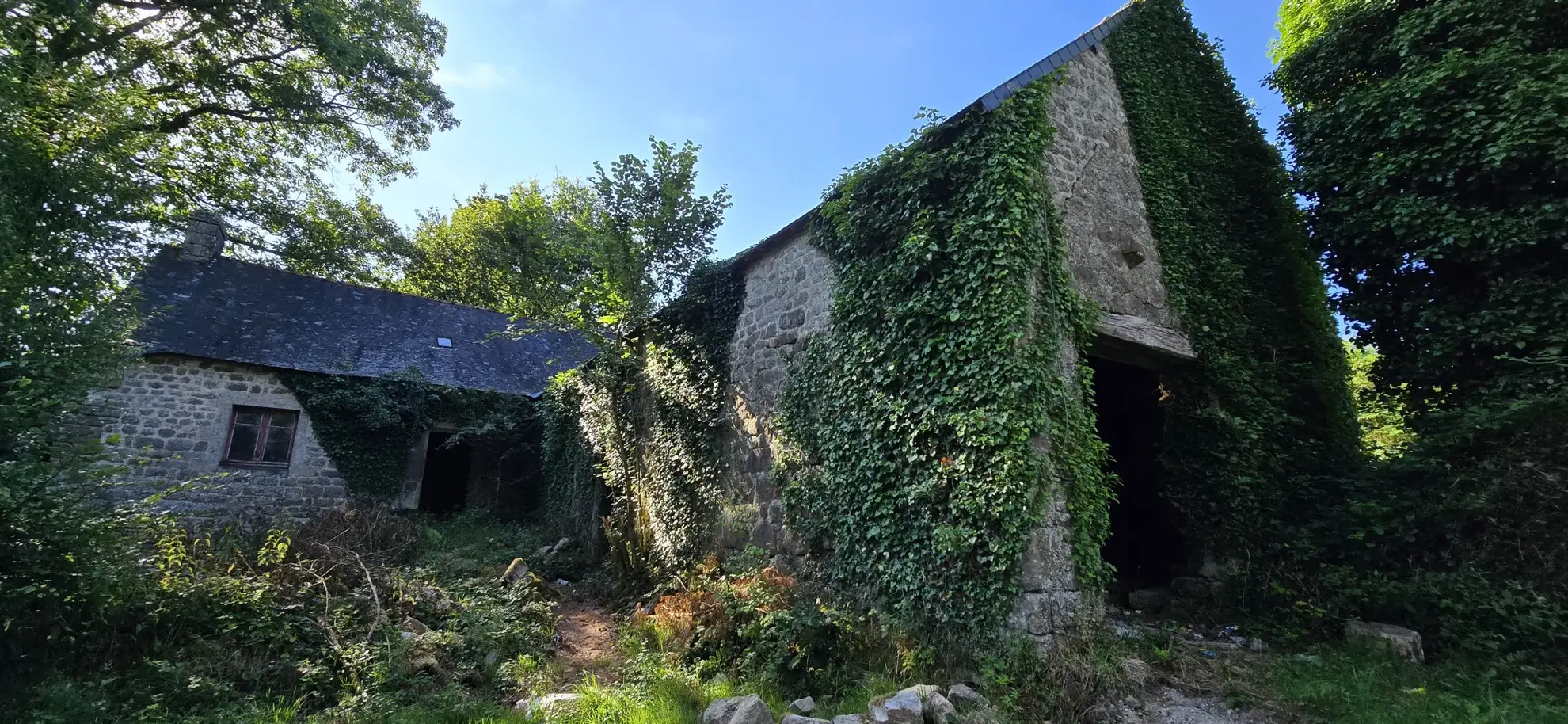 Maison de 70 m² avec dépendances, terrain boisé à Mellionnec 