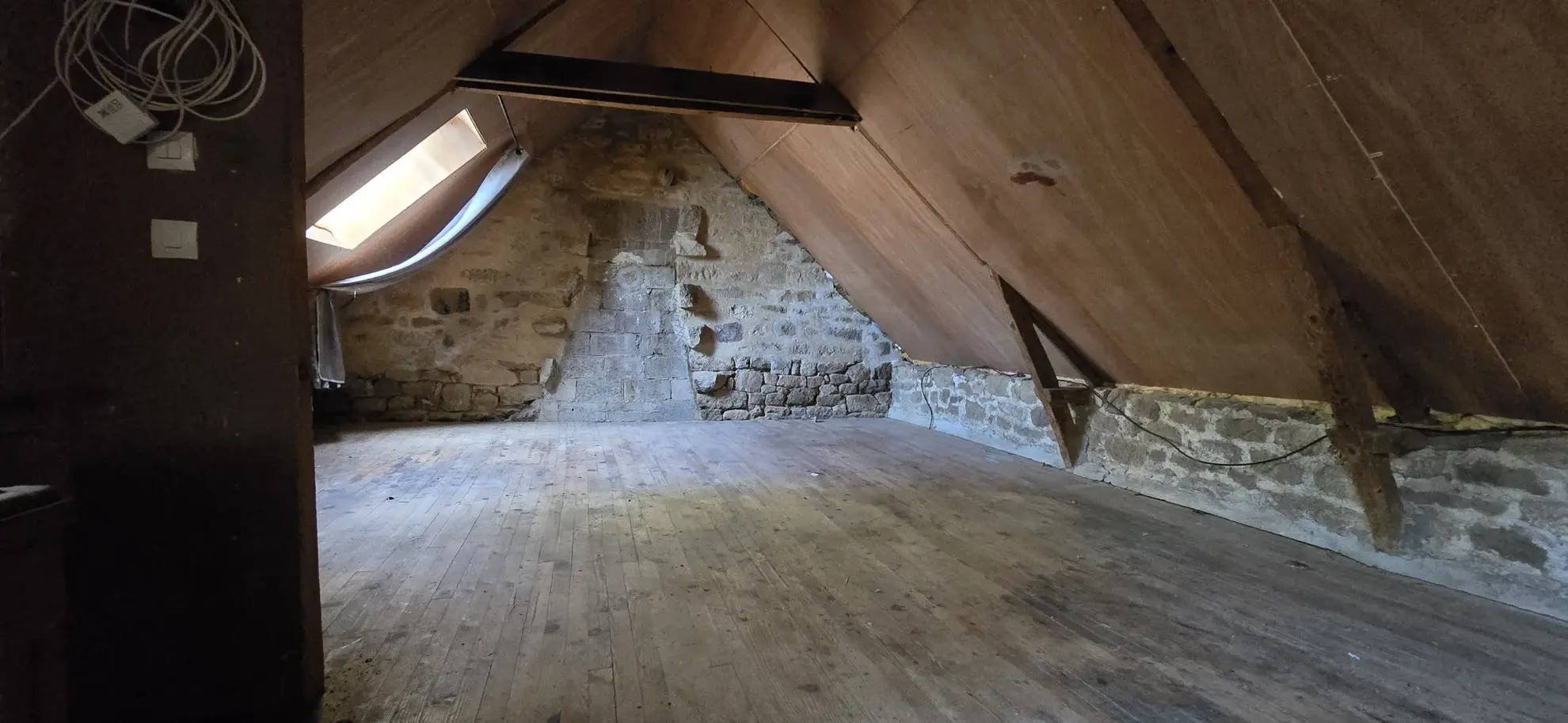 Maison de 70 m² avec dépendances, terrain boisé à Mellionnec 