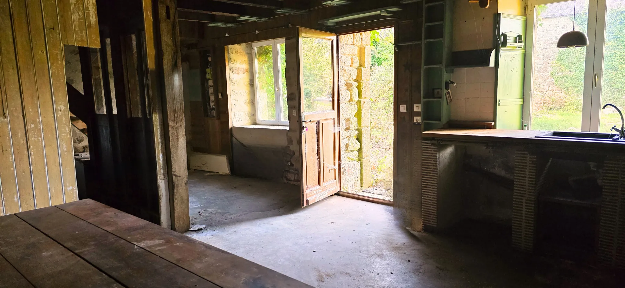 Maison de 70 m² avec dépendances, terrain boisé à Mellionnec 