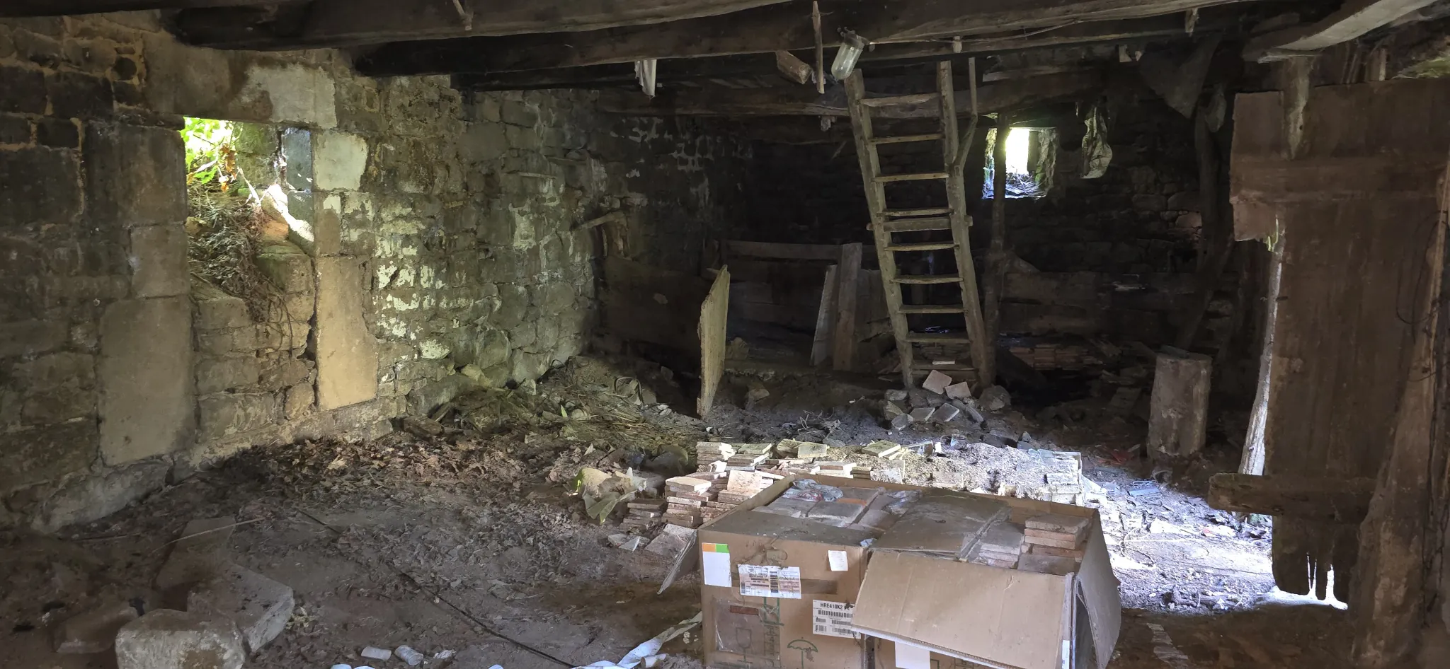 Maison de 70 m² avec dépendances, terrain boisé à Mellionnec 