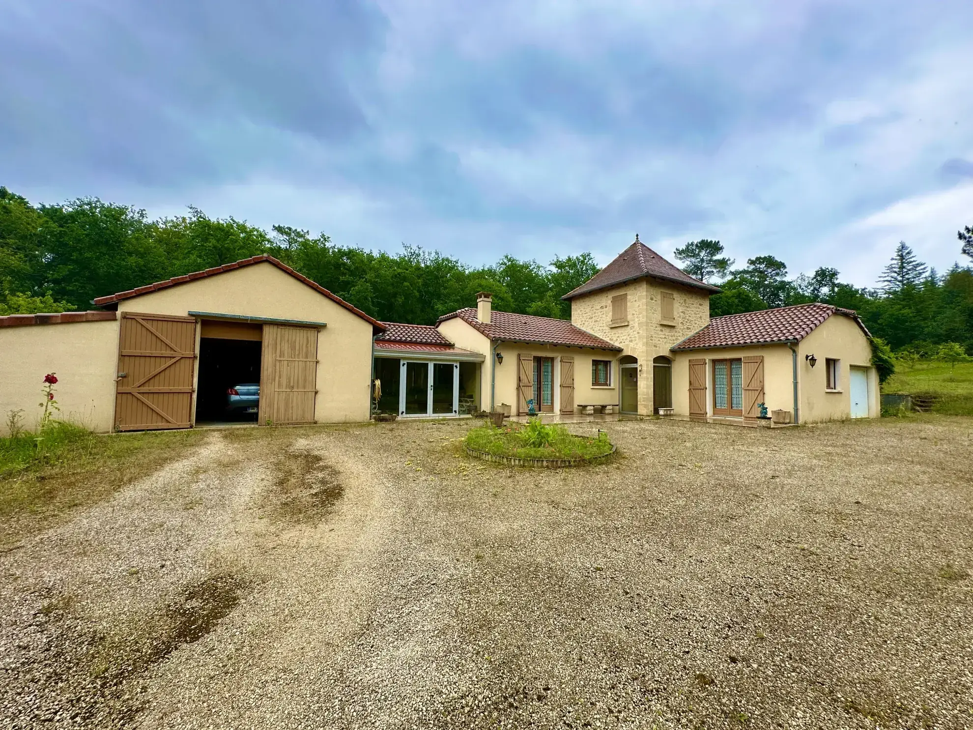 Maison traditionnelle à vendre à Payrignac avec 3 chambres et grand potentiel 