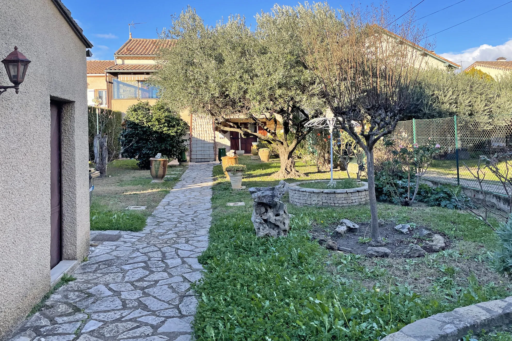 Maison avec deux appartements à Alès dans le quartier de la Prairie 