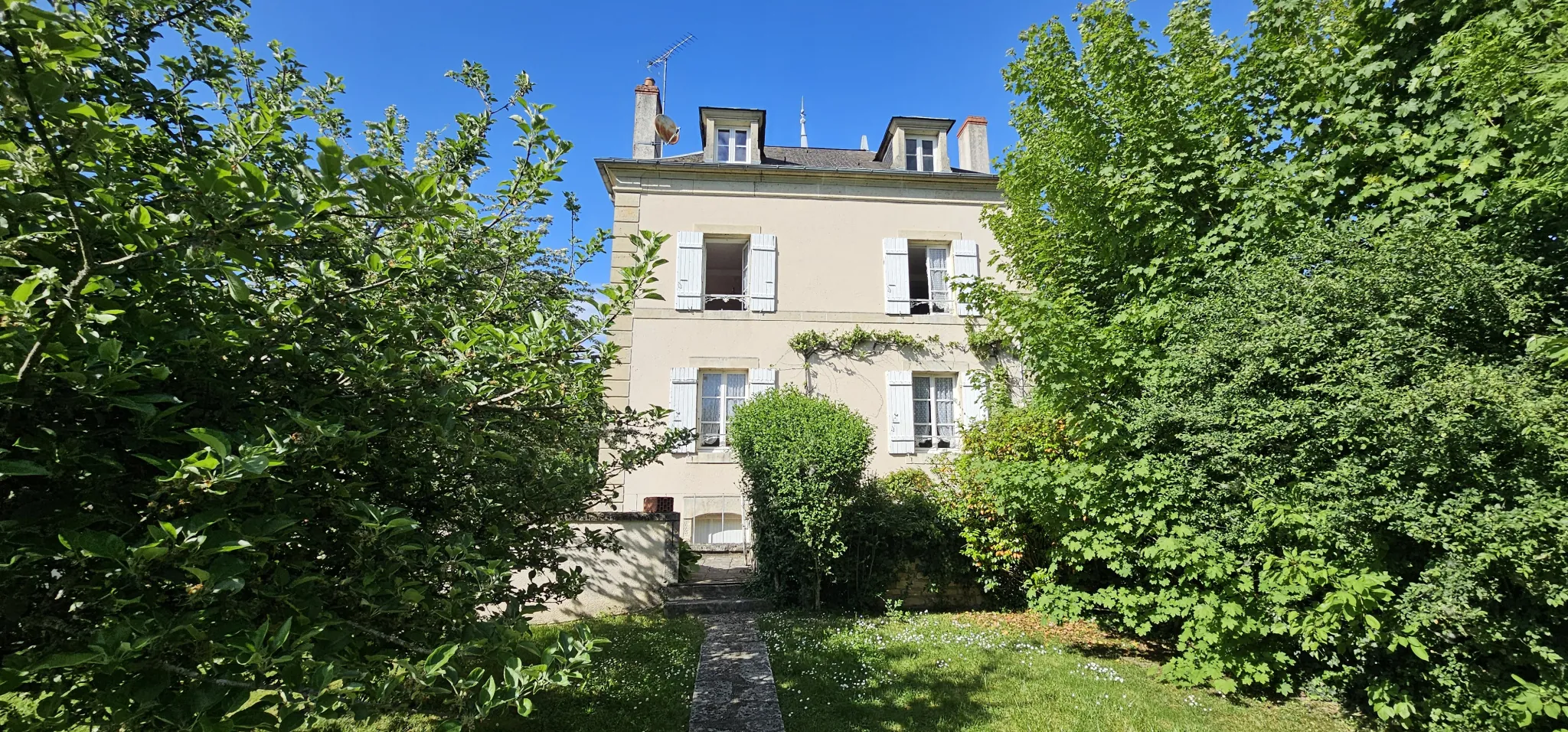 Maison ancienne avec dépendances et terrain arboré à Dornecy en Bourgogne Nord