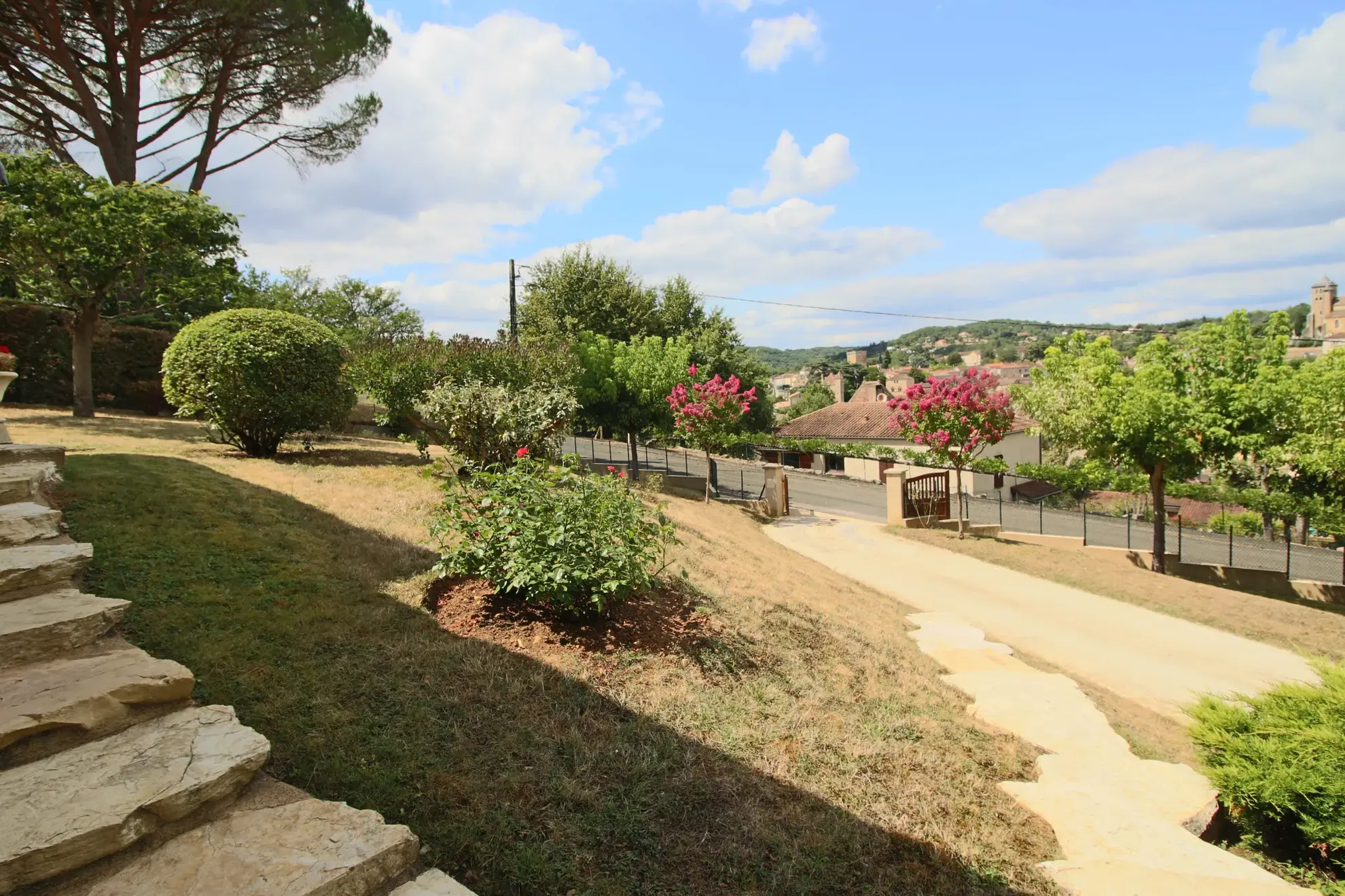 Bell maison d'architecte avec vue sur Puy l'Évêque dans le Lot 